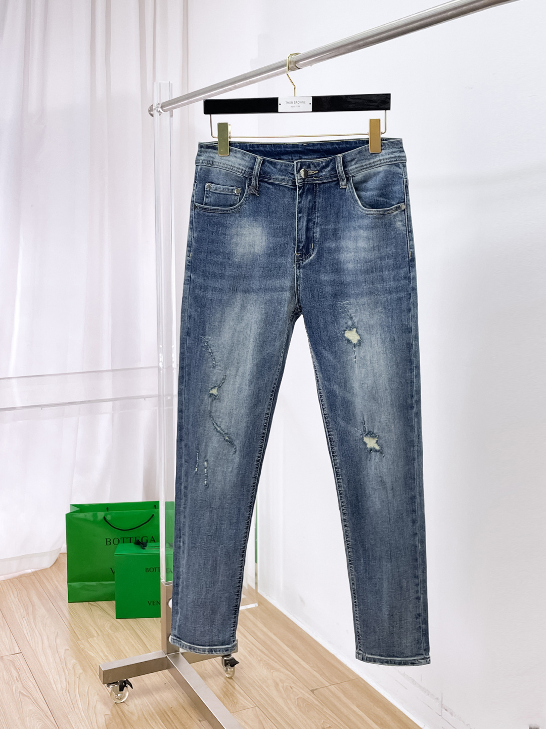 NO:650386,Burberry men's denim jeans, official album and poster outfit style!  High-grade imported denim raw color fabrics are supplied to customers, and the pure 13oz denim fabrics from Okayama, Japan are specially selected. Heavy-duty environmentally friendly plant enzyme washing process is used. The texture has a light retro color, which is quite beautiful and is very suitable for autumn and winter color matching. The fabric is soft and delicate after washing, but has strong bones and a slight stretch, providing an excellent comfortable experience. There is no damage from any technological elements throughout the body, retaining the purest tannin color!  The details throughout the body are perfect, exquisite and sophisticated. The latest leather label on the waist highlights the brand's characteristics. The hardware accessories, leather label and wiring all reflect the craftsmanship!  The silhouette is perfectly tailored and has excellent butt lift and slimming effect. It can be easily matched with any top in the wardrobe. It has wide compatibility and is suitable for various daily wear. The upper body is full of style. It is a must-have trousers for those who are obsessed with quality control and 1V!  Size 29-38 (not 35.37),,burberry,burberry,jeans,alexander wang19860909Burberry 巴宝莉 男士丹宁牛仔裤,官宣画册海报穿搭款！ 客供高级进口的丹宁原色面料,特选日本冈山纯正13oz 盎司牛仔布料,重磅环保植物酵素水洗工艺,肌理有着淡淡的复古色彩,相当漂亮,极符合秋冬的配色,面料经过水洗后柔软细腻,但筋骨感极强,且略带弹力,提供了绝佳的舒适体验,通身无任何工艺元素破坏,保留了最纯粹的丹宁本色！通身细节完美如斯,精湛且考究,最新的腰部皮标彰显了品牌特质,五金配件、皮标、走线无不体现出匠心工艺！版型剪裁完美,提臀修身效果绝佳,可轻松横扫衣橱任何的上装搭配,兼容性广泛,满足于日常各种穿搭,上身型款十足,于品质控及1V迷控者必入型裤装！ 尺码29—38（没35.37）,,burberry,burberry,jeans,alexander wang,Men's clothing