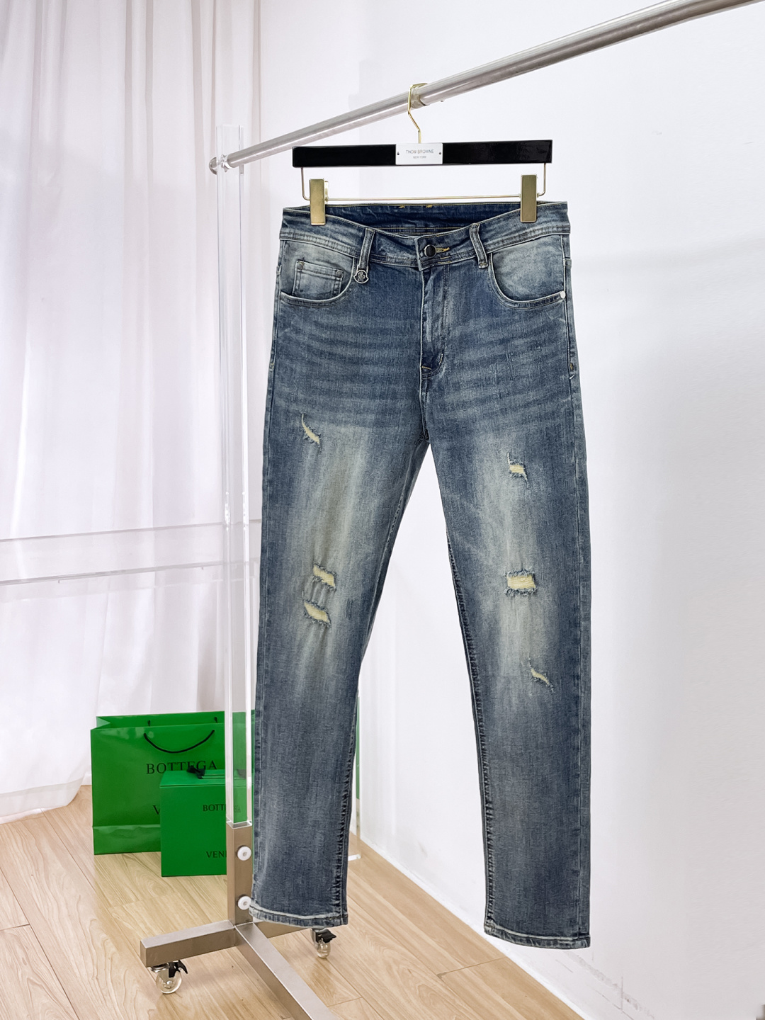 NO:650387,Men's denim jeans, official album and poster outfit!  High-grade imported denim raw color fabrics are supplied to customers, and the pure 13oz denim fabrics from Okayama, Japan are specially selected. Heavy-duty environmentally friendly plant enzyme washing process is used. The texture has a light retro color, which is quite beautiful and is very suitable for autumn and winter color matching. The fabric is soft and delicate after washing, but has strong bones and a slight stretch, providing an excellent comfortable experience. There is no damage from any technological elements throughout the body, retaining the purest tannin color!  The details throughout the body are perfect, exquisite and sophisticated. The latest leather label on the waist highlights the brand's characteristics. The hardware accessories, leather label and wiring all reflect the craftsmanship!  The silhouette is perfectly tailored and has excellent butt lift and slimming effect. It can be easily matched with any top in the wardrobe. It has wide compatibility and is suitable for various daily wear. The upper body is full of style. It is a must-have trousers for those who are obsessed with quality control and 1V!  Size 29-38 (not 35.37),,Moncler,jeans,alexander wang19860909蒙口 男士丹宁牛仔裤,官宣画册海报穿搭款！ 客供高级进口的丹宁原色面料,特选日本冈山纯正13oz 盎司牛仔布料,重磅环保植物酵素水洗工艺,肌理有着淡淡的复古色彩,相当漂亮,极符合秋冬的配色,面料经过水洗后柔软细腻,但筋骨感极强,且略带弹力,提供了绝佳的舒适体验,通身无任何工艺元素破坏,保留了最纯粹的丹宁本色！通身细节完美如斯,精湛且考究,最新的腰部皮标彰显了品牌特质,五金配件、皮标、走线无不体现出匠心工艺！版型剪裁完美,提臀修身效果绝佳,可轻松横扫衣橱任何的上装搭配,兼容性广泛,满足于日常各种穿搭,上身型款十足,于品质控及1V迷控者必入型裤装！ 尺码29—38（没35.37）,,Moncler,jeans,alexander wang,Men's clothing