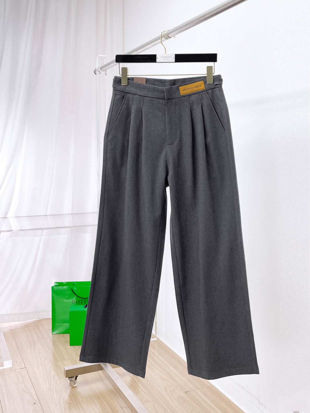 NO:655701,LV 2025 latest wide leg casual pants!  Full condition!  !  Customized exclusive corduroy fabric tailoring!  The upper body is comfortable and breathable, not stiff, and has a rich three-dimensional feel overall. It is a quality export order that meets the simple needs of commuters. The upper body effect is very good, slimming, and not picky about the figure. The fabric workmanship... is impeccable. Only good craftsmanship and good fabrics can make you wear a good taste. It is a must-have item for everyone!  Size S—2XL,,alexander wang19860909ＬＶ 2025最新宽裤脚休闲裤！全品相！！定制专属灯芯绒面料剪裁！上身舒适透气,不僵硬,整体有着丰富的立体感,品质出口订单,满足通勤人们对于着装的简约需求,上身效果很好,显瘦,不挑剔身材.面料做工....无可挑剔,好工艺好面料才能穿出好品味一款,人手必备单品！尺码S—2XL,,alexander wang,Men's clothing