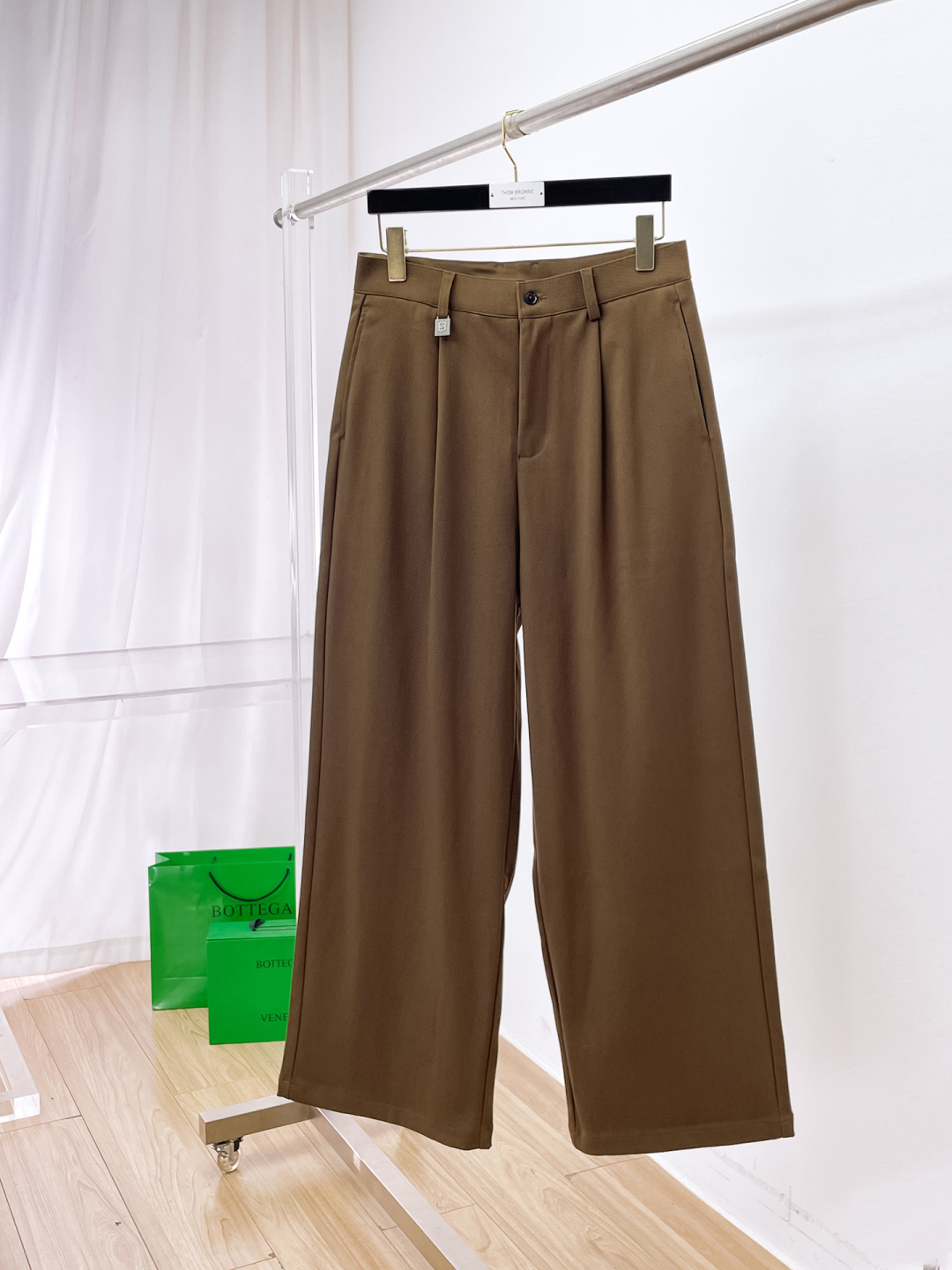 NO:655707,DG 2025 latest wide hem casual pants!  Full condition!  !  Customized exclusive corduroy fabric tailoring!  The upper body is comfortable and breathable, not stiff, and has a rich three-dimensional feel overall. It is a quality export order that meets the simple needs of commuters. The upper body effect is very good, slimming, and not picky about the figure. The fabric workmanship... is impeccable. Only good craftsmanship and good fabrics can make you wear a good taste. It is a must-have item for everyone!  Size S—2XL,,alexander wang19860909DG 2025最新宽裤脚休闲裤！全品相！！定制专属灯芯绒面料剪裁！上身舒适透气,不僵硬,整体有着丰富的立体感,品质出口订单,满足通勤人们对于着装的简约需求,上身效果很好,显瘦,不挑剔身材.面料做工....无可挑剔,好工艺好面料才能穿出好品味一款,人手必备单品！尺码S—2XL,,alexander wang,Men's clothing