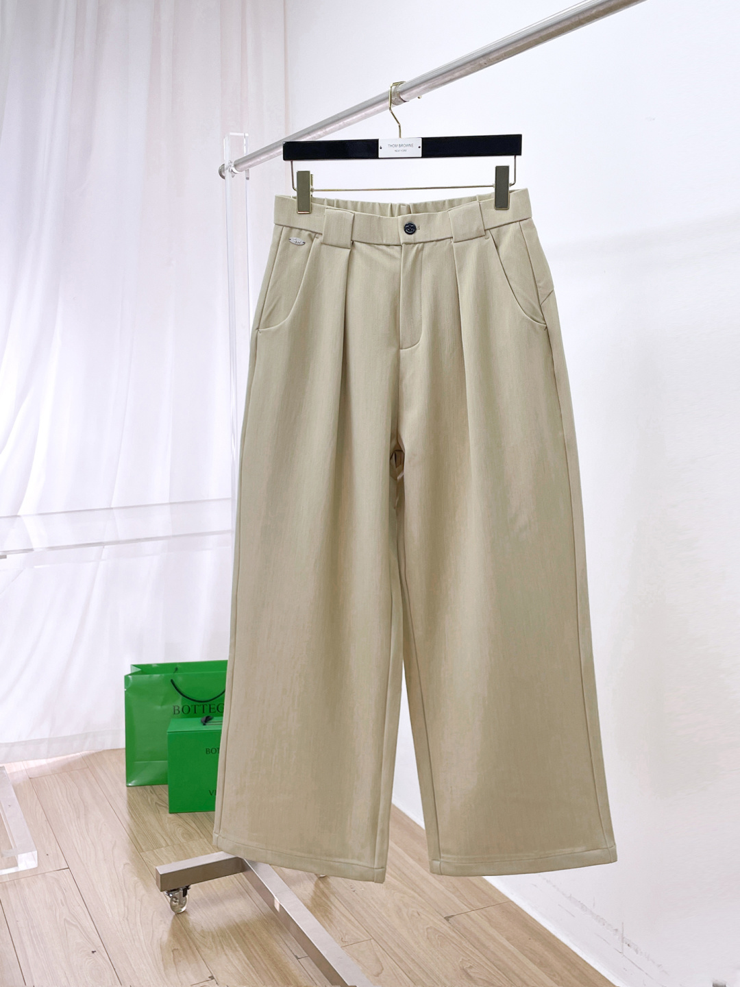 NO:655713,TB 2025 latest wide leg casual pants!  Full condition!  !  Customized exclusive corduroy fabric tailoring!  The upper body is comfortable and breathable, not stiff, and has a rich three-dimensional feel overall. It is a quality export order that meets the simple needs of commuters. The upper body effect is very good, slimming, and not picky about the figure. The fabric workmanship... is impeccable. Only good craftsmanship and good fabrics can make you wear a good taste. It is a must-have item for everyone!  Size S—2XL,,alexander wang19860909TB 2025最新宽裤脚休闲裤！全品相！！定制专属灯芯绒面料剪裁！上身舒适透气,不僵硬,整体有着丰富的立体感,品质出口订单,满足通勤人们对于着装的简约需求,上身效果很好,显瘦,不挑剔身材.面料做工....无可挑剔,好工艺好面料才能穿出好品味一款,人手必备单品！尺码S—2XL,,alexander wang,Men's clothing