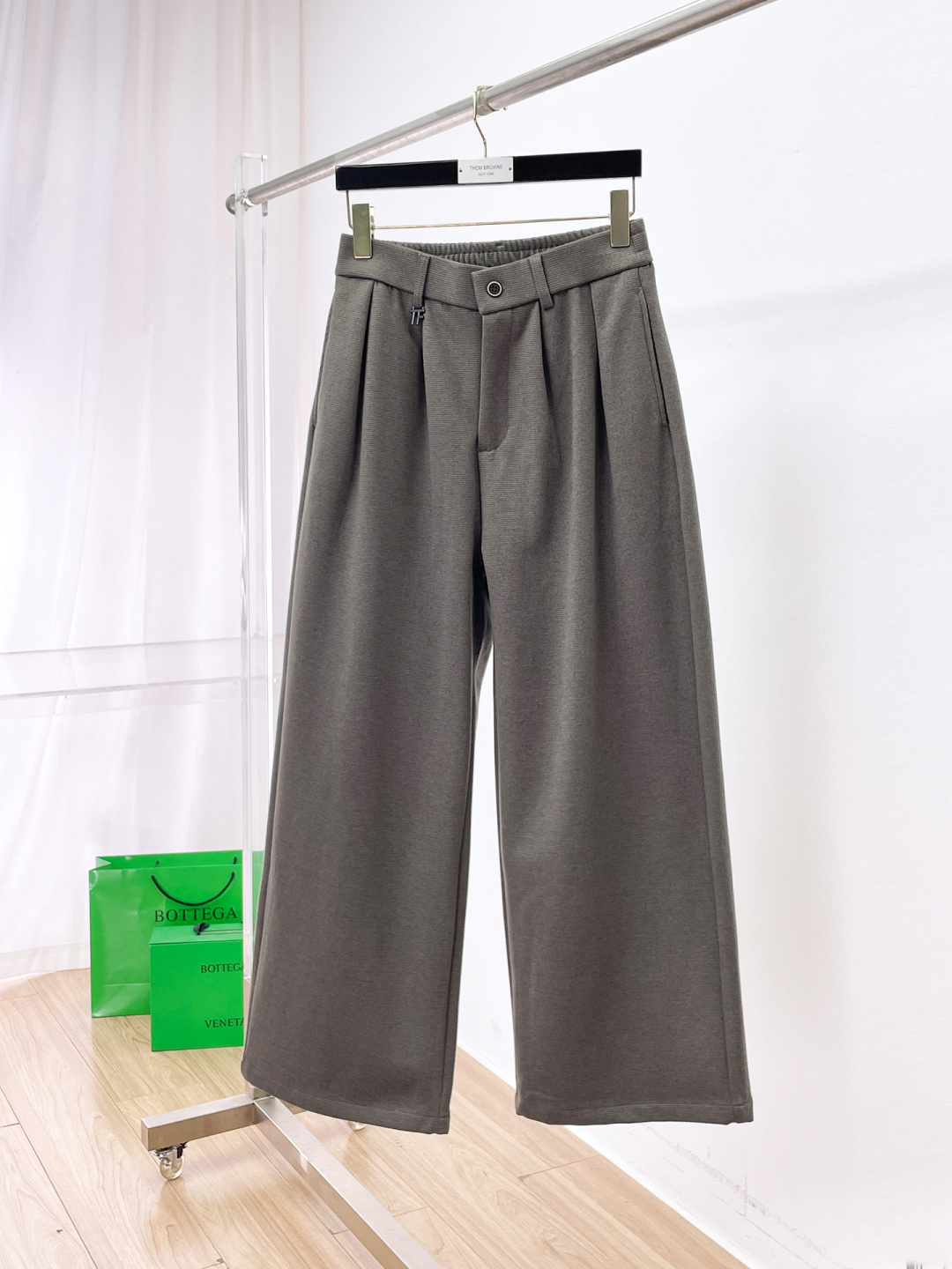 NO:655717,TF 2025 latest wide leg casual pants!  Full condition!  !  Customized exclusive corduroy fabric tailoring!  The upper body is comfortable and breathable, not stiff, and has a rich three-dimensional feel overall. It is a quality export order that meets the simple needs of commuters. The upper body effect is very good, slimming, and not picky about the figure. The fabric workmanship... is impeccable. Only good craftsmanship and good fabrics can make you wear a good taste. It is a must-have item for everyone!  Size S—2XL,,tom ford,alexander wang19860909TF 2025最新宽裤脚休闲裤！全品相！！定制专属灯芯绒面料剪裁！上身舒适透气,不僵硬,整体有着丰富的立体感,品质出口订单,满足通勤人们对于着装的简约需求,上身效果很好,显瘦,不挑剔身材.面料做工....无可挑剔,好工艺好面料才能穿出好品味一款,人手必备单品！尺码S—2XL,,tom ford,alexander wang,Men's clothing