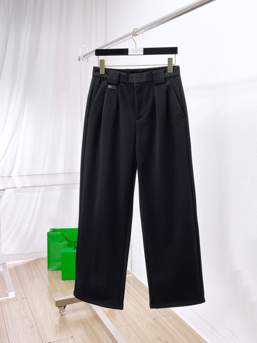 NO:655722,LP 5’s latest wide-leg casual pants!  Full condition!  !  Customized exclusive corduroy fabric tailoring!  The upper body is comfortable and breathable, not stiff, and has a rich three-dimensional feel overall. It is a quality export order that meets the simple needs of commuters. The upper body effect is very good, slimming, and not picky about the figure. The fabric workmanship... is impeccable. Only good craftsmanship and good fabrics can make you wear a good taste. It is a must-have item for everyone!  Size S—2XL,,loro piana,alexander wang19860909LP 5最新宽裤脚休闲裤！全品相！！定制专属灯芯绒面料剪裁！上身舒适透气,不僵硬,整体有着丰富的立体感,品质出口订单,满足通勤人们对于着装的简约需求,上身效果很好,显瘦,不挑剔身材.面料做工....无可挑剔,好工艺好面料才能穿出好品味一款,人手必备单品！尺码S—2XL,,loro piana,alexander wang,Men's clothing