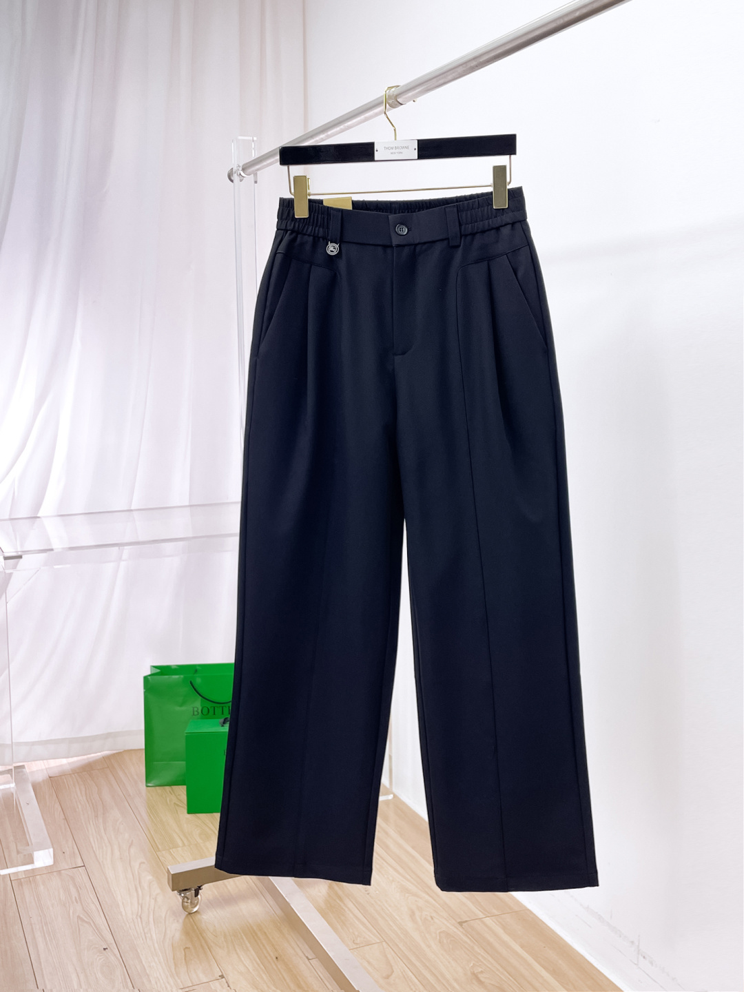 NO:655732,Burberry 2025 latest wide leg casual pants!  Full condition!  !  Customized exclusive corduroy fabric tailoring!  The upper body is comfortable and breathable, not stiff, and has a rich three-dimensional feel overall. It is a quality export order that meets the simple needs of commuters. The upper body effect is very good, slimming, and not picky about the figure. The fabric workmanship... is impeccable. Only good craftsmanship and good fabrics can make you wear a good taste. It is a must-have item for everyone!  Size S—2XL,,burberry,burberry,alexander wang19860909Burberry 巴宝莉 2025最新宽裤脚休闲裤！全品相！！定制专属灯芯绒面料剪裁！上身舒适透气,不僵硬,整体有着丰富的立体感,品质出口订单,满足通勤人们对于着装的简约需求,上身效果很好,显瘦,不挑剔身材.面料做工....无可挑剔,好工艺好面料才能穿出好品味一款,人手必备单品！尺码S—2XL,,burberry,burberry,alexander wang,Men's clothing