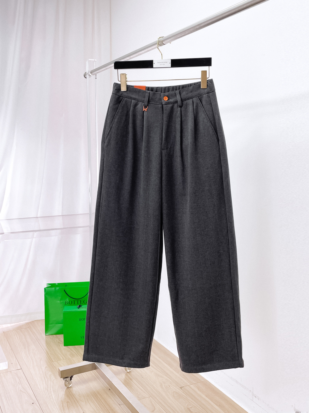 NO:655741,Hermès 2025 latest wide-leg casual pants!  Full condition!  !  Customized exclusive corduroy fabric tailoring!  The upper body is comfortable and breathable, not stiff, and has a rich three-dimensional feel overall. It is a quality export order that meets the simple needs of commuters. The upper body effect is very good, slimming, and not picky about the figure. The fabric workmanship... is impeccable. Only good craftsmanship and good fabrics can make you wear a good taste. It is a must-have item for everyone!  Size S—2XL,,hermes,alexander wang19860909爱马仕 2025最新宽裤脚休闲裤！全品相！！定制专属灯芯绒面料剪裁！上身舒适透气,不僵硬,整体有着丰富的立体感,品质出口订单,满足通勤人们对于着装的简约需求,上身效果很好,显瘦,不挑剔身材.面料做工....无可挑剔,好工艺好面料才能穿出好品味一款,人手必备单品！尺码S—2XL,,hermes,alexander wang,Men's clothing