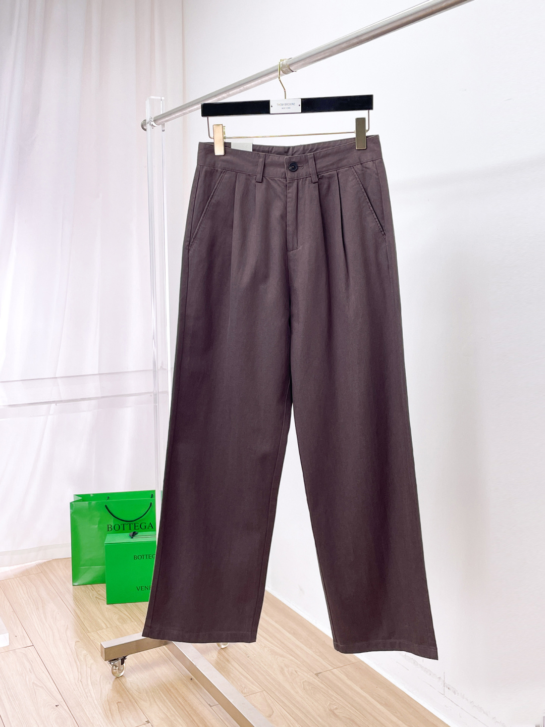 NO:655746,GUCCI 2025 latest wide leg casual pants!  Full condition!  !  Customized exclusive corduroy fabric tailoring!  The upper body is comfortable and breathable, not stiff, and has a rich three-dimensional feel overall. It is a quality export order that meets the simple needs of commuters. The upper body effect is very good, slimming, and not picky about the figure. The fabric workmanship... is impeccable. Only good craftsmanship and good fabrics can make you wear a good taste. It is a must-have item for everyone!  Size S—2XL,,gucci,alexander wang19860909GUCCI 古奇 2025最新宽裤脚休闲裤！全品相！！定制专属灯芯绒面料剪裁！上身舒适透气,不僵硬,整体有着丰富的立体感,品质出口订单,满足通勤人们对于着装的简约需求,上身效果很好,显瘦,不挑剔身材.面料做工....无可挑剔,好工艺好面料才能穿出好品味一款,人手必备单品！尺码S—2XL,,gucci,alexander wang,Men's clothing