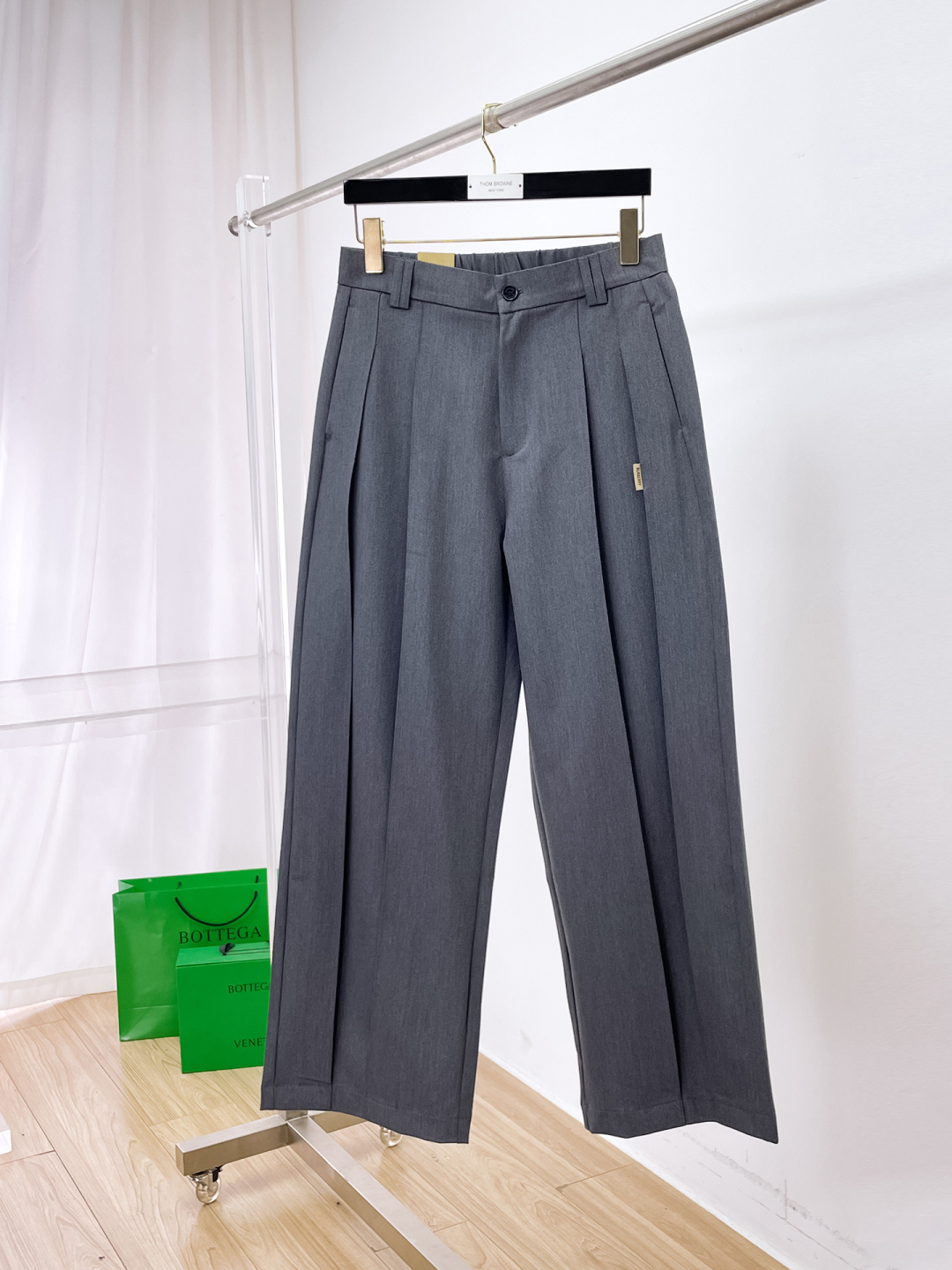 NO:655749,Burberry 2025 latest wide leg casual pants!  Full condition!  !  Customized exclusive corduroy fabric tailoring!  The upper body is comfortable and breathable, not stiff, and has a rich three-dimensional feel overall. It is a quality export order that meets the simple needs of commuters. The upper body effect is very good, slimming, and not picky about the figure. The fabric workmanship... is impeccable. Only good craftsmanship and good fabrics can make you wear a good taste. It is a must-have item for everyone!  Size S—2XL,,burberry,burberry,alexander wang19860909Burberry 巴宝莉 2025最新宽裤脚休闲裤！全品相！！定制专属灯芯绒面料剪裁！上身舒适透气,不僵硬,整体有着丰富的立体感,品质出口订单,满足通勤人们对于着装的简约需求,上身效果很好,显瘦,不挑剔身材.面料做工....无可挑剔,好工艺好面料才能穿出好品味一款,人手必备单品！尺码S—2XL,,burberry,burberry,alexander wang,Men's clothing