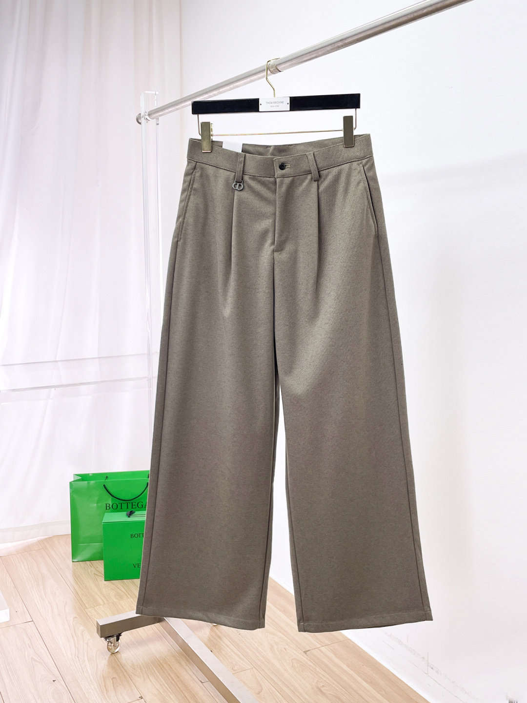 NO:655753,Dior Dior 2025 latest wide leg casual pants!  Full condition!  !  Customized exclusive corduroy fabric tailoring!  The upper body is comfortable and breathable, not stiff, and has a rich three-dimensional feel overall. It is a quality export order that meets the simple needs of commuters. The upper body effect is very good, slimming, and not picky about the figure. The fabric workmanship... is impeccable. Only good craftsmanship and good fabrics can make you wear a good taste. It is a must-have item for everyone!  Size S—2XL,,dior,dior,alexander wang19860909Dior 迪奥 2025最新宽裤脚休闲裤！全品相！！定制专属灯芯绒面料剪裁！上身舒适透气,不僵硬,整体有着丰富的立体感,品质出口订单,满足通勤人们对于着装的简约需求,上身效果很好,显瘦,不挑剔身材.面料做工....无可挑剔,好工艺好面料才能穿出好品味一款,人手必备单品！尺码S—2XL,,dior,dior,alexander wang,Men's clothing