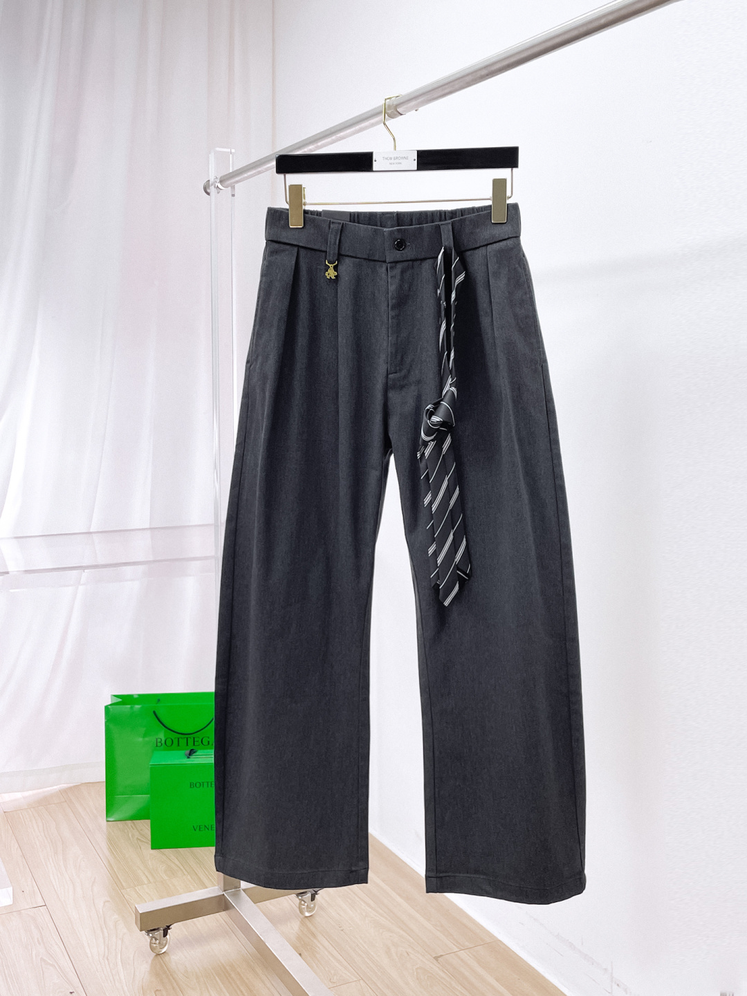 NO:655756,PRADA 2025 latest wide-leg casual pants!  Full condition!  !  Customized exclusive corduroy fabric tailoring!  The upper body is comfortable and breathable, not stiff, and has a rich three-dimensional feel overall. It is a quality export order that meets the simple needs of commuters. The upper body effect is very good, slimming, and not picky about the figure. The fabric workmanship... is impeccable. Only good craftsmanship and good fabrics can make you wear a good taste. It is a must-have item for everyone!  Size S—2XL,,prada,prada,alexander wang19860909PRADA 普拉达 2025最新宽裤脚休闲裤！全品相！！定制专属灯芯绒面料剪裁！上身舒适透气,不僵硬,整体有着丰富的立体感,品质出口订单,满足通勤人们对于着装的简约需求,上身效果很好,显瘦,不挑剔身材.面料做工....无可挑剔,好工艺好面料才能穿出好品味一款,人手必备单品！尺码S—2XL,,prada,prada,alexander wang,Men's clothing