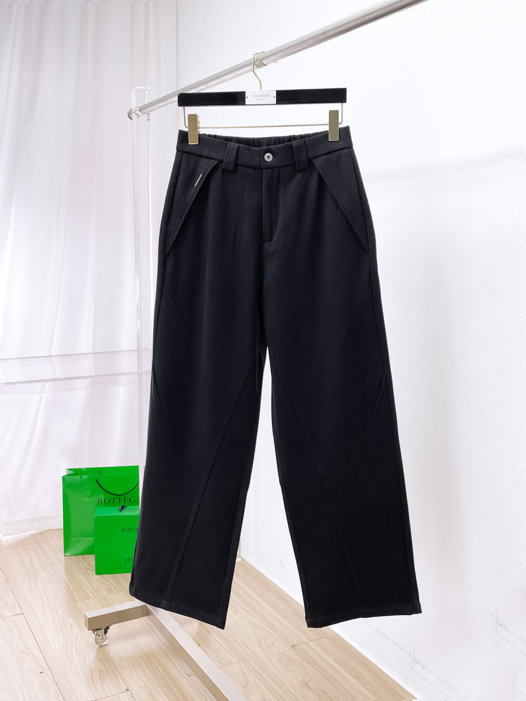 NO:655718,DG 2025 latest wide hem casual pants!  Full condition!  !  Customized exclusive corduroy fabric tailoring!  The upper body is comfortable and breathable, not stiff, and has a rich three-dimensional feel overall. It is a quality export order that meets the simple needs of commuters. The upper body effect is very good, slimming, and not picky about the figure. The fabric workmanship... is impeccable. Only good craftsmanship and good fabrics can make you wear a good taste. It is a must-have item for everyone!  Size S—2XL,,alexander wang19860909DG 2025最新宽裤脚休闲裤！全品相！！定制专属灯芯绒面料剪裁！上身舒适透气,不僵硬,整体有着丰富的立体感,品质出口订单,满足通勤人们对于着装的简约需求,上身效果很好,显瘦,不挑剔身材.面料做工....无可挑剔,好工艺好面料才能穿出好品味一款,人手必备单品！尺码S—2XL,,alexander wang,Men's clothing