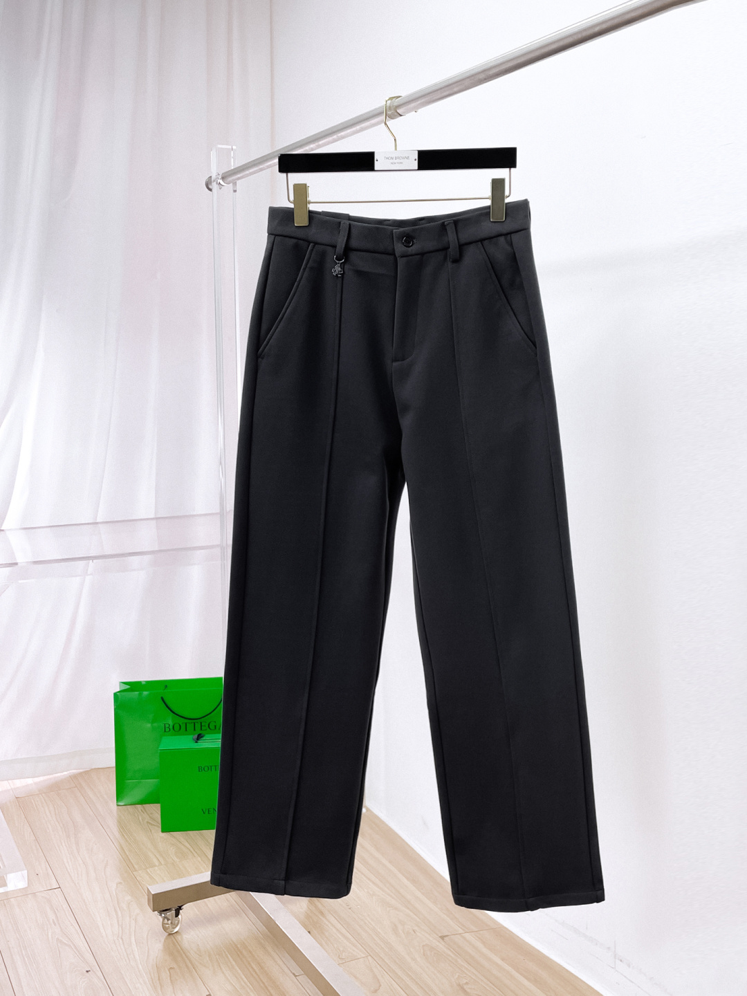 NO:655723,PRADA 2025 latest wide-leg casual pants!  Full condition!  !  Customized exclusive corduroy fabric tailoring!  The upper body is comfortable and breathable, not stiff, and has a rich three-dimensional feel overall. It is a quality export order that meets the simple needs of commuters. The upper body effect is very good, slimming, and not picky about the figure. The fabric workmanship... is impeccable. Only good craftsmanship and good fabrics can make you wear a good taste. It is a must-have item for everyone!  Size S—2XL,,prada,prada,alexander wang19860909PRADA 普拉达 2025最新宽裤脚休闲裤！全品相！！定制专属灯芯绒面料剪裁！上身舒适透气,不僵硬,整体有着丰富的立体感,品质出口订单,满足通勤人们对于着装的简约需求,上身效果很好,显瘦,不挑剔身材.面料做工....无可挑剔,好工艺好面料才能穿出好品味一款,人手必备单品！尺码S—2XL,,prada,prada,alexander wang,Men's clothing
