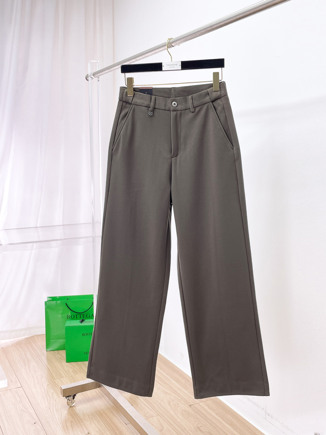 NO:655728,Ermenegildo Zegna’s latest 2025 wide-leg casual pants!  Full condition!  !  Customized exclusive corduroy fabric tailoring!  The upper body is comfortable and breathable, not stiff, and has a rich three-dimensional feel overall. It is a quality export order that meets the simple needs of commuters. The upper body effect is very good, slimming, and not picky about the figure. The fabric workmanship... is impeccable. Only good craftsmanship and good fabrics can make you wear a good taste. It is a must-have item for everyone!  Size S—2XL,,zegna,alexander wang19860909杰尼亚 2025最新宽裤脚休闲裤！全品相！！定制专属灯芯绒面料剪裁！上身舒适透气,不僵硬,整体有着丰富的立体感,品质出口订单,满足通勤人们对于着装的简约需求,上身效果很好,显瘦,不挑剔身材.面料做工....无可挑剔,好工艺好面料才能穿出好品味一款,人手必备单品！尺码S—2XL,,zegna,alexander wang,Men's clothing