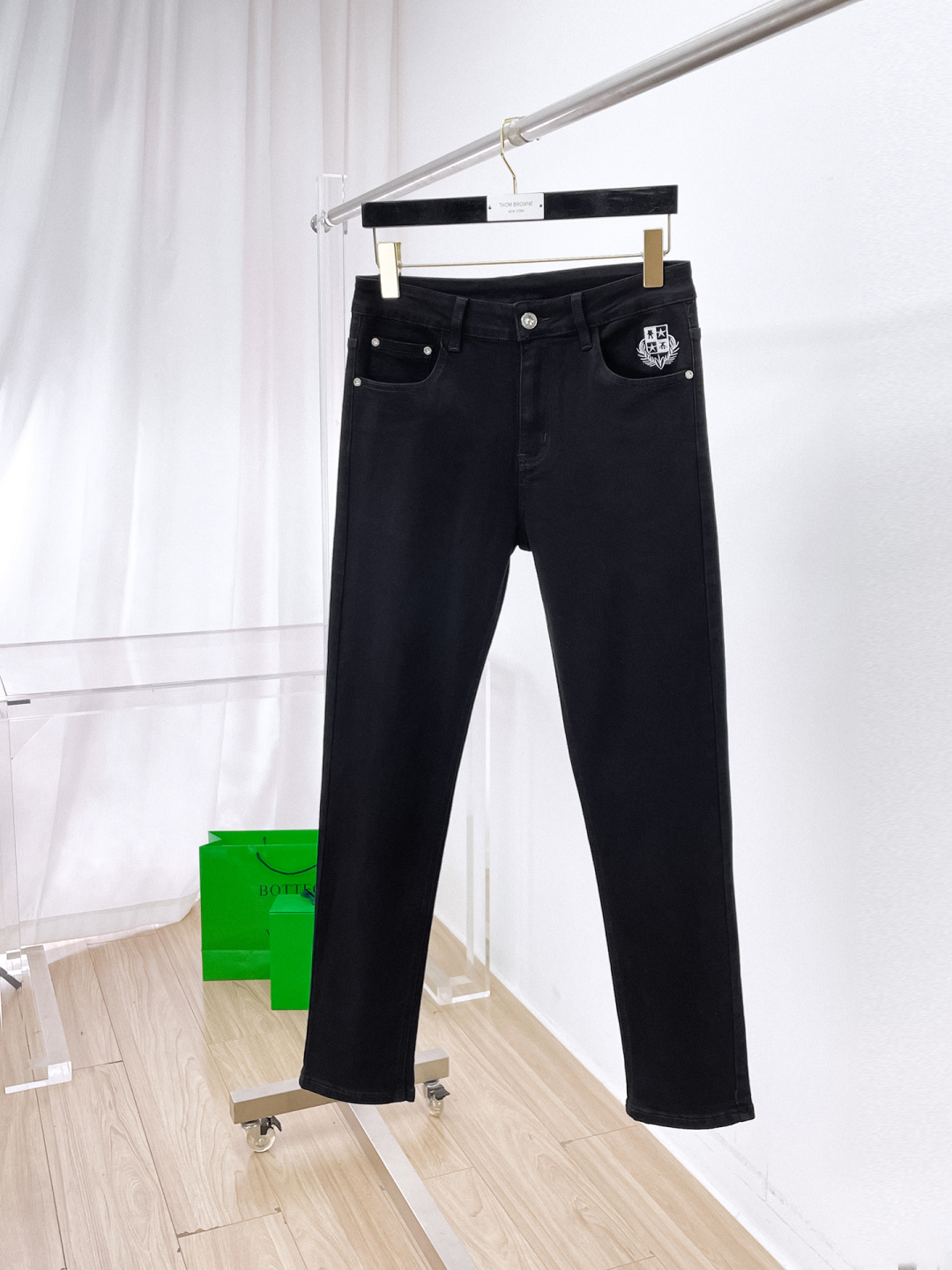 NO:662004,LP men's jeans, official album and poster outfit!  High-grade imported denim raw color fabrics are supplied to customers, and the pure 13oz denim fabrics from Okayama, Japan are specially selected. Heavy-duty environmentally friendly plant enzyme washing process is used. The texture has a light retro color, which is quite beautiful and is very suitable for autumn and winter color matching. The fabric is soft and delicate after washing, but has strong bones and a slight stretch, providing an excellent comfortable experience. There is no damage from any technological elements throughout the body, retaining the purest tannin color!  The details throughout the body are perfect, exquisite and sophisticated. The latest leather label on the waist highlights the brand's characteristics. The hardware accessories, leather label and wiring all reflect the craftsmanship!  The silhouette is perfectly tailored and has excellent butt lift and slimming effect. It can be easily matched with any top in the wardrobe. It has wide compatibility and is suitable for various daily wear. The upper body is full of style. It is a must-have trousers for those who are obsessed with quality control and 1V!  Size 29-38 (not 35.37),,loro piana,jeans, 19860909LP 男士牛仔裤,官宣画册海报穿搭款！ 客供高级进口的丹宁原色面料,特选日本冈山纯正13oz 盎司牛仔布料,重磅环保植物酵素水洗工艺,肌理有着淡淡的复古色彩,相当漂亮,极符合秋冬的配色,面料经过水洗后柔软细腻,但筋骨感极强,且略带弹力,提供了绝佳的舒适体验,通身无任何工艺元素破坏,保留了最纯粹的丹宁本色！通身细节完美如斯,精湛且考究,最新的腰部皮标彰显了品牌特质,五金配件、皮标、走线无不体现出匠心工艺！版型剪裁完美,提臀修身效果绝佳,可轻松横扫衣橱任何的上装搭配,兼容性广泛,满足于日常各种穿搭,上身型款十足,于品质控及1V迷控者必入型裤装！ 尺码29—38（没35.37）,,loro piana,jeans, ,Men's clothing