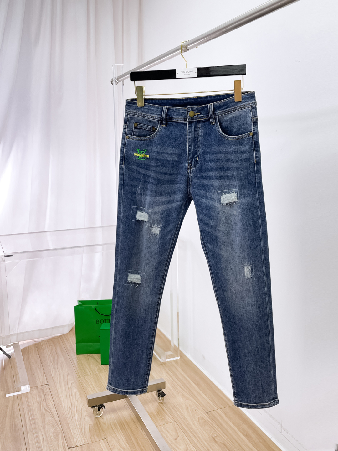 NO:662007,LV men's jeans, official album and poster outfit style!  High-grade imported denim raw color fabrics are supplied to customers, and the pure 13oz denim fabrics from Okayama, Japan are specially selected. Heavy-duty environmentally friendly plant enzyme washing process is used. The texture has a light retro color, which is quite beautiful and is very suitable for autumn and winter color matching. The fabric is soft and delicate after washing, but has strong bones and a slight stretch, providing an excellent comfortable experience. There is no damage from any technological elements throughout the body, retaining the purest tannin color!  The details throughout the body are perfect, exquisite and sophisticated. The latest leather label on the waist highlights the brand's characteristics. The hardware accessories, leather label and wiring all reflect the craftsmanship!  The silhouette is perfectly tailored and has excellent butt lift and slimming effect. It can be easily matched with any top in the wardrobe. It has wide compatibility and is suitable for various daily wear. The upper body is full of style. It is a must-have trousers for those who are obsessed with quality control and 1V!  Size 29-38 (not 35.37),,louis vuitton,jeans, 19860909LV 男士牛仔裤,官宣画册海报穿搭款！ 客供高级进口的丹宁原色面料,特选日本冈山纯正13oz 盎司牛仔布料,重磅环保植物酵素水洗工艺,肌理有着淡淡的复古色彩,相当漂亮,极符合秋冬的配色,面料经过水洗后柔软细腻,但筋骨感极强,且略带弹力,提供了绝佳的舒适体验,通身无任何工艺元素破坏,保留了最纯粹的丹宁本色！通身细节完美如斯,精湛且考究,最新的腰部皮标彰显了品牌特质,五金配件、皮标、走线无不体现出匠心工艺！版型剪裁完美,提臀修身效果绝佳,可轻松横扫衣橱任何的上装搭配,兼容性广泛,满足于日常各种穿搭,上身型款十足,于品质控及1V迷控者必入型裤装！ 尺码29—38（没35.37）,,louis vuitton,jeans, ,Men's clothing