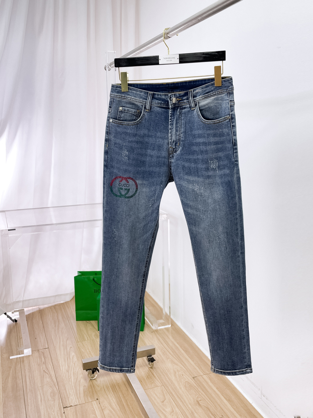 NO:662016,GUCCI men's jeans, official album and poster outfit style!  High-grade imported denim raw color fabrics are supplied to customers, and the pure 13oz denim fabrics from Okayama, Japan are specially selected. Heavy-duty environmentally friendly plant enzyme washing process is used. The texture has a light retro color, which is quite beautiful and is very suitable for autumn and winter color matching. The fabric is soft and delicate after washing, but has strong bones and a slight stretch, providing an excellent comfortable experience. There is no damage from any technological elements throughout the body, retaining the purest tannin color!  The details throughout the body are perfect, exquisite and sophisticated. The latest leather label on the waist highlights the brand's characteristics. The hardware accessories, leather label and wiring all reflect the craftsmanship!  The silhouette is perfectly tailored and has excellent butt lift and slimming effect. It can be easily matched with any top in the wardrobe. It has wide compatibility and is suitable for various daily wear. The upper body is full of style. It is a must-have trousers for those who are obsessed with quality control and 1V!  Size 29-38 (not 35.37),,gucci,jeans, 19860909GUCCI 古奇 男士牛仔裤,官宣画册海报穿搭款！ 客供高级进口的丹宁原色面料,特选日本冈山纯正13oz 盎司牛仔布料,重磅环保植物酵素水洗工艺,肌理有着淡淡的复古色彩,相当漂亮,极符合秋冬的配色,面料经过水洗后柔软细腻,但筋骨感极强,且略带弹力,提供了绝佳的舒适体验,通身无任何工艺元素破坏,保留了最纯粹的丹宁本色！通身细节完美如斯,精湛且考究,最新的腰部皮标彰显了品牌特质,五金配件、皮标、走线无不体现出匠心工艺！版型剪裁完美,提臀修身效果绝佳,可轻松横扫衣橱任何的上装搭配,兼容性广泛,满足于日常各种穿搭,上身型款十足,于品质控及1V迷控者必入型裤装！ 尺码29—38（没35.37）,,gucci,jeans, ,Men's clothing