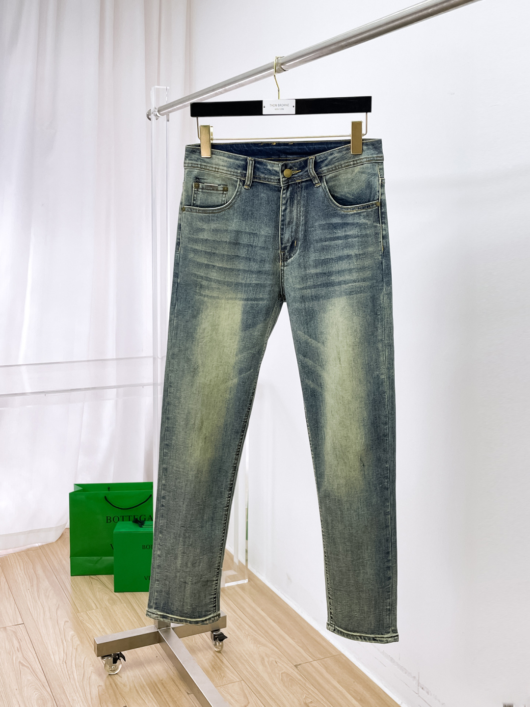NO:662021,Loewe men's jeans, official album and poster style!  High-grade imported denim raw color fabrics are supplied to customers, and the pure 13oz denim fabrics from Okayama, Japan are specially selected. Heavy-duty environmentally friendly plant enzyme washing process is used. The texture has a light retro color, which is quite beautiful and is very suitable for autumn and winter color matching. The fabric is soft and delicate after washing, but has strong bones and a slight stretch, providing an excellent comfortable experience. There is no damage from any technological elements throughout the body, retaining the purest tannin color!  The details throughout the body are perfect, exquisite and sophisticated. The latest leather label on the waist highlights the brand's characteristics. The hardware accessories, leather label and wiring all reflect the craftsmanship!  The silhouette is perfectly tailored and has excellent butt lift and slimming effect. It can be easily matched with any top in the wardrobe. It has wide compatibility and is suitable for various daily wear. The upper body is full of style. It is a must-have trousers for those who are obsessed with quality control and 1V!  Size 29-38 (not 35.37),,loewe,jeans, 19860909罗意威 男士牛仔裤,官宣画册海报穿搭款！ 客供高级进口的丹宁原色面料,特选日本冈山纯正13oz 盎司牛仔布料,重磅环保植物酵素水洗工艺,肌理有着淡淡的复古色彩,相当漂亮,极符合秋冬的配色,面料经过水洗后柔软细腻,但筋骨感极强,且略带弹力,提供了绝佳的舒适体验,通身无任何工艺元素破坏,保留了最纯粹的丹宁本色！通身细节完美如斯,精湛且考究,最新的腰部皮标彰显了品牌特质,五金配件、皮标、走线无不体现出匠心工艺！版型剪裁完美,提臀修身效果绝佳,可轻松横扫衣橱任何的上装搭配,兼容性广泛,满足于日常各种穿搭,上身型款十足,于品质控及1V迷控者必入型裤装！ 尺码29—38（没35.37）,,loewe,jeans, ,Men's clothing