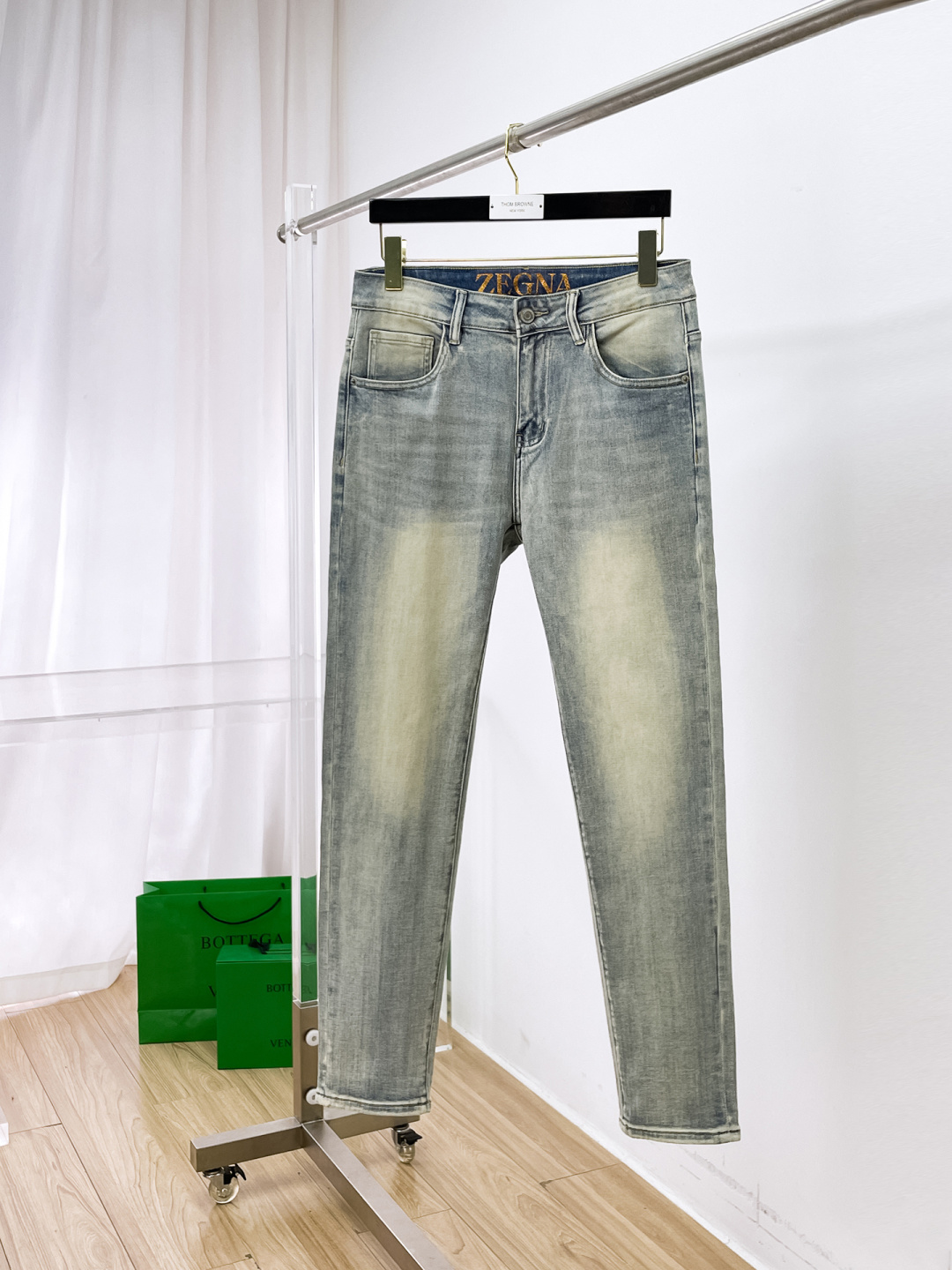 NO:662024,Ermenegildo Zegna men's jeans, official album and poster outfit style!  High-grade imported denim raw color fabrics are supplied to customers, and the pure 13oz denim fabrics from Okayama, Japan are specially selected. Heavy-duty environmentally friendly plant enzyme washing process is used. The texture has a light retro color, which is quite beautiful and is very suitable for autumn and winter color matching. The fabric is soft and delicate after washing, but has strong bones and a slight stretch, providing an excellent comfortable experience. There is no damage from any technological elements throughout the body, retaining the purest tannin color!  The details throughout the body are perfect, exquisite and sophisticated. The latest leather label on the waist highlights the brand's characteristics. The hardware accessories, leather label and wiring all reflect the craftsmanship!  The silhouette is perfectly tailored and has excellent butt lift and slimming effect. It can be easily matched with any top in the wardrobe. It has wide compatibility and is suitable for various daily wear. The upper body is full of style. It is a must-have trousers for those who are obsessed with quality control and 1V!  Size 29-38 (not 35.37),,zegna,jeans, 19860909杰尼亚 男士牛仔裤,官宣画册海报穿搭款！ 客供高级进口的丹宁原色面料,特选日本冈山纯正13oz 盎司牛仔布料,重磅环保植物酵素水洗工艺,肌理有着淡淡的复古色彩,相当漂亮,极符合秋冬的配色,面料经过水洗后柔软细腻,但筋骨感极强,且略带弹力,提供了绝佳的舒适体验,通身无任何工艺元素破坏,保留了最纯粹的丹宁本色！通身细节完美如斯,精湛且考究,最新的腰部皮标彰显了品牌特质,五金配件、皮标、走线无不体现出匠心工艺！版型剪裁完美,提臀修身效果绝佳,可轻松横扫衣橱任何的上装搭配,兼容性广泛,满足于日常各种穿搭,上身型款十足,于品质控及1V迷控者必入型裤装！ 尺码29—38（没35.37）,,zegna,jeans, ,Men's clothing
