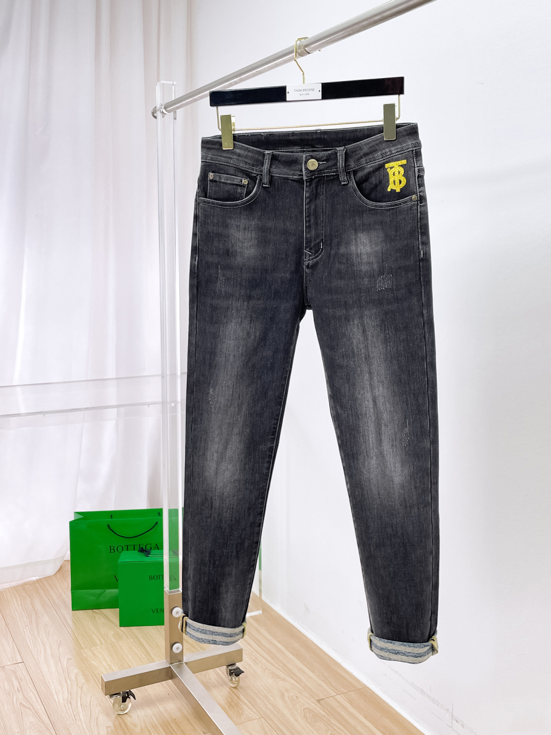 NO:662037,Burberry men's jeans, official album and poster style!  High-grade imported denim raw color fabrics are supplied to customers, and the pure 13oz denim fabrics from Okayama, Japan are specially selected. Heavy-duty environmentally friendly plant enzyme washing process is used. The texture has a light retro color, which is quite beautiful and is very suitable for autumn and winter color matching. The fabric is soft and delicate after washing, but has strong bones and a slight stretch, providing an excellent comfortable experience. There is no damage from any technological elements throughout the body, retaining the purest tannin color!  The details throughout the body are perfect, exquisite and sophisticated. The latest leather label on the waist highlights the brand's characteristics. The hardware accessories, leather label and wiring all reflect the craftsmanship!  The silhouette is perfectly tailored and has excellent butt lift and slimming effect. It can be easily matched with any top in the wardrobe. It has wide compatibility and is suitable for various daily wear. The upper body is full of style. It is a must-have trousers for those who are obsessed with quality control and 1V!  Size 29-38 (not 35.37),,burberry,burberry,jeans, 19860909Burberry 巴宝莉 男士牛仔裤,官宣画册海报穿搭款！ 客供高级进口的丹宁原色面料,特选日本冈山纯正13oz 盎司牛仔布料,重磅环保植物酵素水洗工艺,肌理有着淡淡的复古色彩,相当漂亮,极符合秋冬的配色,面料经过水洗后柔软细腻,但筋骨感极强,且略带弹力,提供了绝佳的舒适体验,通身无任何工艺元素破坏,保留了最纯粹的丹宁本色！通身细节完美如斯,精湛且考究,最新的腰部皮标彰显了品牌特质,五金配件、皮标、走线无不体现出匠心工艺！版型剪裁完美,提臀修身效果绝佳,可轻松横扫衣橱任何的上装搭配,兼容性广泛,满足于日常各种穿搭,上身型款十足,于品质控及1V迷控者必入型裤装！ 尺码29—38（没35.37）,,burberry,burberry,jeans, ,Men's clothing