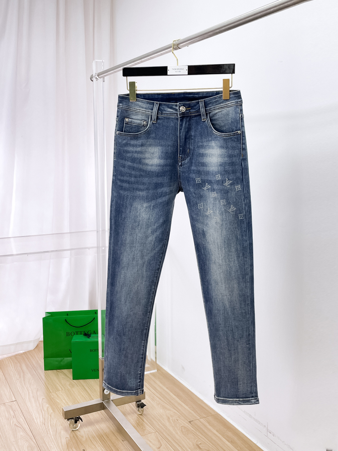 NO:661994,LV men's jeans, official album and poster outfit style!  High-grade imported denim raw color fabrics are supplied to customers, and the pure 13oz denim fabrics from Okayama, Japan are specially selected. Heavy-duty environmentally friendly plant enzyme washing process is used. The texture has a light retro color, which is quite beautiful and is very suitable for autumn and winter color matching. The fabric is soft and delicate after washing, but has strong bones and a slight stretch, providing an excellent comfortable experience. There is no damage from any technological elements throughout the body, retaining the purest tannin color!  The details throughout the body are perfect, exquisite and sophisticated. The latest leather label on the waist highlights the brand's characteristics. The hardware accessories, leather label and wiring all reflect the craftsmanship!  The silhouette is perfectly tailored and has excellent butt lift and slimming effect. It can be easily matched with any top in the wardrobe. It has wide compatibility and is suitable for various daily wear. The upper body is full of style. It is a must-have trousers for those who are obsessed with quality control and 1V!  Size 29-38 (not 35.37),,louis vuitton,jeans, 19860909LV 男士牛仔裤,官宣画册海报穿搭款！ 客供高级进口的丹宁原色面料,特选日本冈山纯正13oz 盎司牛仔布料,重磅环保植物酵素水洗工艺,肌理有着淡淡的复古色彩,相当漂亮,极符合秋冬的配色,面料经过水洗后柔软细腻,但筋骨感极强,且略带弹力,提供了绝佳的舒适体验,通身无任何工艺元素破坏,保留了最纯粹的丹宁本色！通身细节完美如斯,精湛且考究,最新的腰部皮标彰显了品牌特质,五金配件、皮标、走线无不体现出匠心工艺！版型剪裁完美,提臀修身效果绝佳,可轻松横扫衣橱任何的上装搭配,兼容性广泛,满足于日常各种穿搭,上身型款十足,于品质控及1V迷控者必入型裤装！ 尺码29—38（没35.37）,,louis vuitton,jeans, ,Men's clothing