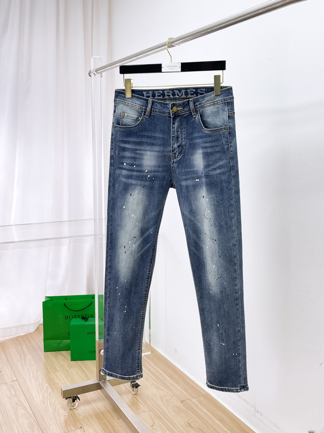 NO:662035,Hermès men's jeans, official album and poster outfit style!  High-grade imported denim raw color fabrics are supplied to customers, and the pure 13oz denim fabrics from Okayama, Japan are specially selected. Heavy-duty environmentally friendly plant enzyme washing process is used. The texture has a light retro color, which is quite beautiful and is very suitable for autumn and winter color matching. The fabric is soft and delicate after washing, but has strong bones and a slight stretch, providing an excellent comfortable experience. There is no damage from any technological elements throughout the body, retaining the purest tannin color!  The details throughout the body are perfect, exquisite and sophisticated. The latest leather label on the waist highlights the brand's characteristics. The hardware accessories, leather label and wiring all reflect the craftsmanship!  The silhouette is perfectly tailored and has excellent butt lift and slimming effect. It can be easily matched with any top in the wardrobe. It has wide compatibility and is suitable for various daily wear. The upper body is full of style. It is a must-have trousers for those who are obsessed with quality control and 1V!  Size 29-38 (not 35.37),,hermes,jeans, 19860909爱马仕 男士牛仔裤,官宣画册海报穿搭款！ 客供高级进口的丹宁原色面料,特选日本冈山纯正13oz 盎司牛仔布料,重磅环保植物酵素水洗工艺,肌理有着淡淡的复古色彩,相当漂亮,极符合秋冬的配色,面料经过水洗后柔软细腻,但筋骨感极强,且略带弹力,提供了绝佳的舒适体验,通身无任何工艺元素破坏,保留了最纯粹的丹宁本色！通身细节完美如斯,精湛且考究,最新的腰部皮标彰显了品牌特质,五金配件、皮标、走线无不体现出匠心工艺！版型剪裁完美,提臀修身效果绝佳,可轻松横扫衣橱任何的上装搭配,兼容性广泛,满足于日常各种穿搭,上身型款十足,于品质控及1V迷控者必入型裤装！ 尺码29—38（没35.37）,,hermes,jeans, ,Men's clothing