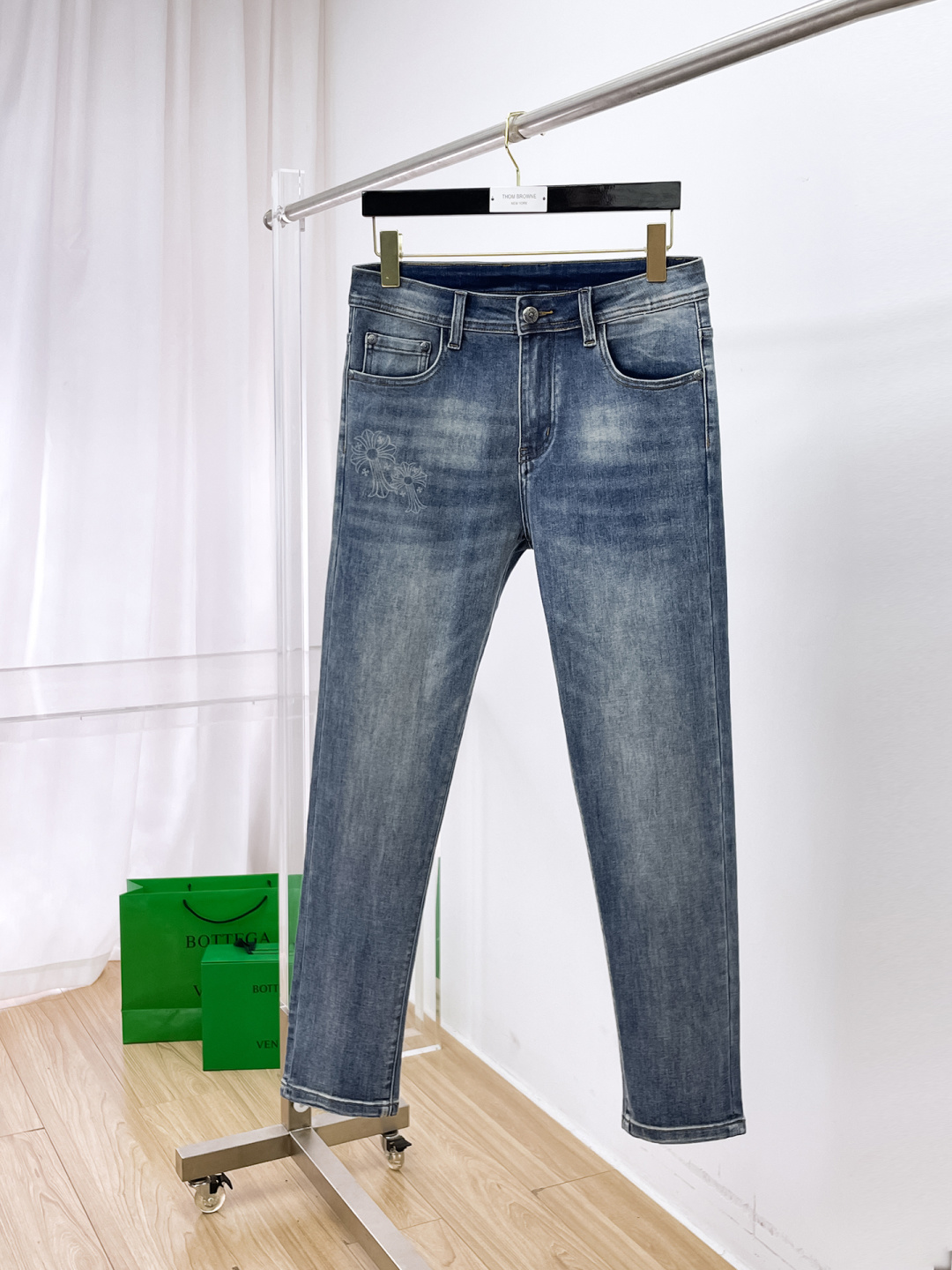 NO:662008,Croxin men's jeans, official album and poster outfit style!  High-grade imported denim raw color fabrics are supplied to customers, and the pure 13oz denim fabrics from Okayama, Japan are specially selected. Heavy-duty environmentally friendly plant enzyme washing process is used. The texture has a light retro color, which is quite beautiful and is very suitable for autumn and winter color matching. The fabric is soft and delicate after washing, but has strong bones and a slight stretch, providing an excellent comfortable experience. There is no damage from any technological elements throughout the body, retaining the purest tannin color!  The details throughout the body are perfect, exquisite and sophisticated. The latest leather label on the waist highlights the brand's characteristics. The hardware accessories, leather label and wiring all reflect the craftsmanship!  The silhouette is perfectly tailored and has excellent butt lift and slimming effect. It can be easily matched with any top in the wardrobe. It has wide compatibility and is suitable for various daily wear. The upper body is full of style. It is a must-have trousers for those who are obsessed with quality control and 1V!  Size 29-38 (not 35.37),,chrome hearts,jeans, 19860909克罗心 男士牛仔裤,官宣画册海报穿搭款！ 客供高级进口的丹宁原色面料,特选日本冈山纯正13oz 盎司牛仔布料,重磅环保植物酵素水洗工艺,肌理有着淡淡的复古色彩,相当漂亮,极符合秋冬的配色,面料经过水洗后柔软细腻,但筋骨感极强,且略带弹力,提供了绝佳的舒适体验,通身无任何工艺元素破坏,保留了最纯粹的丹宁本色！通身细节完美如斯,精湛且考究,最新的腰部皮标彰显了品牌特质,五金配件、皮标、走线无不体现出匠心工艺！版型剪裁完美,提臀修身效果绝佳,可轻松横扫衣橱任何的上装搭配,兼容性广泛,满足于日常各种穿搭,上身型款十足,于品质控及1V迷控者必入型裤装！ 尺码29—38（没35.37）,,chrome hearts,jeans, ,Men's clothing