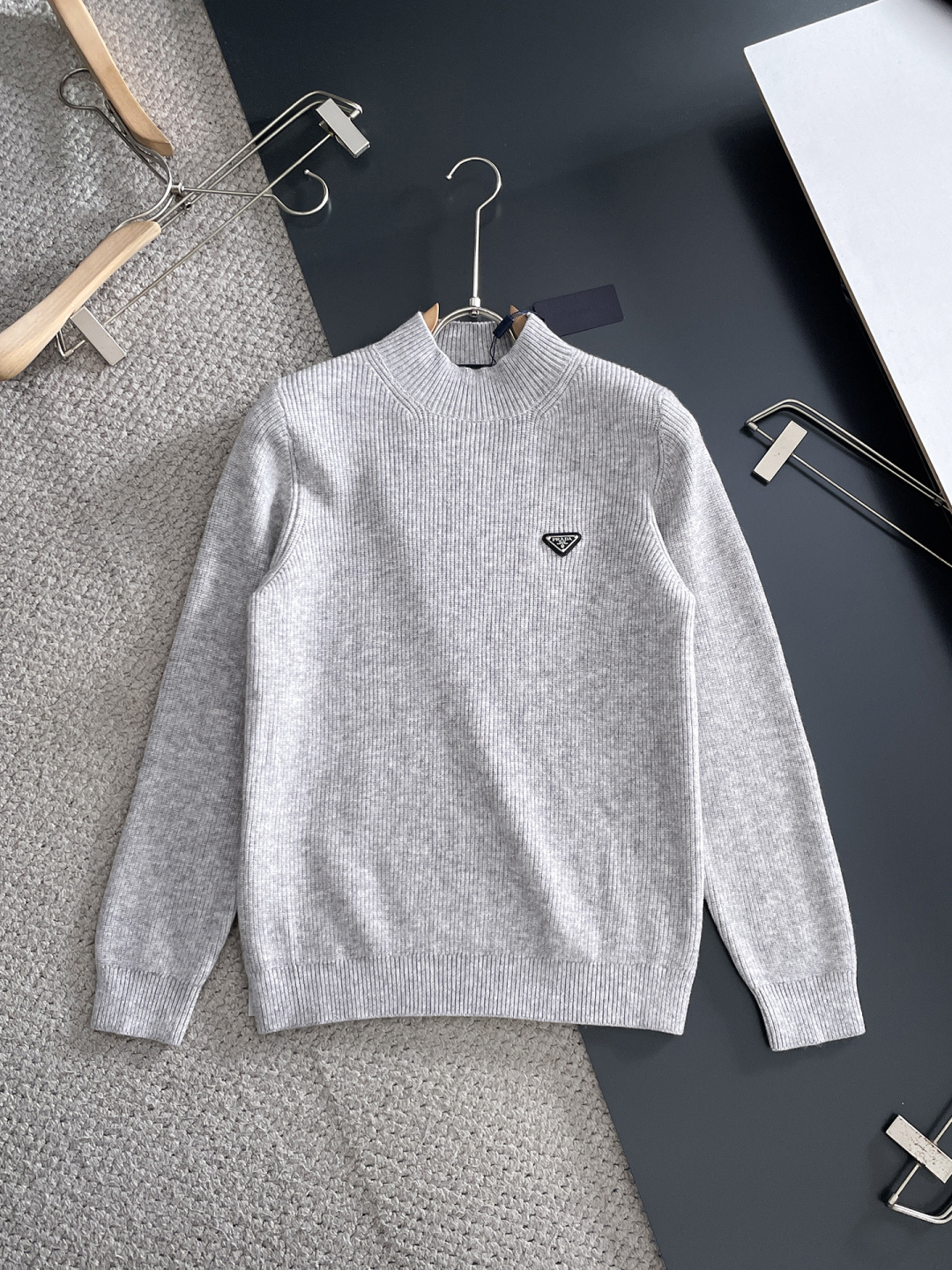 NO:736626,PRADA Prada  The 2026 New Year's new men's wool sweater is a popular item on sale at the counter. It is a versatile item that every major fashion buyer and celebrity has. Simple and fashionable, it looks good, and the upper body is full of gentleman style. The entire sweater not only has exquisite texture and craftsmanship, but also the wiring is even and neat. The overall  The beautiful appearance ensures that the silhouette of the clothes is not easily deformed. The customized wool fabric is neither very loose nor very tight, and has very good recovery properties. A fashion item that is both cold-resistant and fashionable in autumn and winter. M-3XL,, prada, prada, sweaters,19860909PRADA 普拉达 2026新春新款男士羊毛针织衫,专柜在售爆款单品,各大时尚买手明星人手一件的百搭单品.简单时尚甚是好看,上身绅士范十足.整件毛衣不单纹理工艺精美,走线更是精工细作均匀整齐.整体美观大方保证了衣服的廓形不易变形.定制羊毛面料,既不会很宽松也不会很紧绷,恢复性非常好.秋冬御寒与时尚兼备的一款时装单品.M-3XL,,prada,prada,sweaters,,Men's clothing