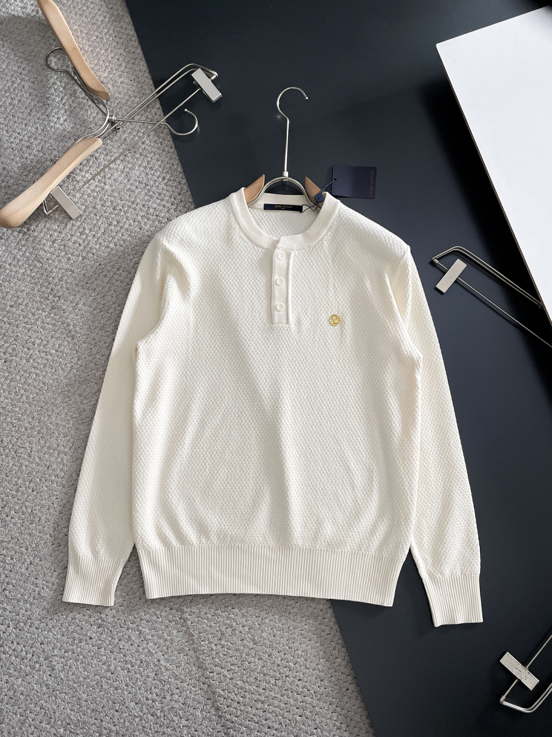 NO:736668,LV  The 2026 New Year's new men's wool sweater is a popular item on sale at the counter. Every major fashion buyer and star has a versatile item. Simple and fashionable, it looks good, and the upper body is full of gentleman's style. The whole sweater is not only exquisite in texture, but also fine in wiring.  The work is uniform and neat. The overall beautiful appearance ensures that the silhouette of the clothes is not easy to deform. The customized wool fabric is neither very loose nor very tight, and has very good recovery properties. A fashion item that is both cold-resistant and fashionable in autumn and winter. M-3XL, Louis  vuitton,sweaters,19860909LV 2026新春新款男士羊毛针织衫,专柜在售爆款单品,各大时尚买手明星人手一件的百搭单品.简单时尚甚是好看,上身绅士范十足.整件毛衣不单纹理工艺精美,走线更是精工细作均匀整齐.整体美观大方保证了衣服的廓形不易变形.定制羊毛面料,既不会很宽松也不会很紧绷,恢复性非常好.秋冬御寒与时尚兼备的一款时装单品.M-3XL,,louis vuitton,sweaters,,Men's clothing