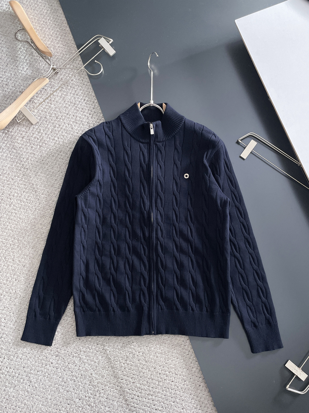 NO:736638,LP  The 2006 New Year's new men's wool sweater is a popular item on sale at the counter. It is a versatile item that every major fashion buyer and celebrity has. It is simple and fashionable and looks good, and the upper body is full of gentleman's style. The whole sweater not only has exquisite texture and fine workmanship, but also has fine workmanship.  The work is uniform and neat. The overall beautiful appearance ensures that the silhouette of the clothes is not easily deformed. The customized wool fabric is neither very loose nor very tight, and has very good recovery. A fashion item that is both cold-resistant and fashionable in autumn and winter. M-3XL,, loro  piana,sweaters,19860909LP 2006新春新款男士羊毛针织衫,专柜在售爆款单品,各大时尚买手明星人手一件的百搭单品.简单时尚甚是好看,上身绅士范十足.整件毛衣不单纹理工艺精美,走线更是精工细作均匀整齐.整体美观大方保证了衣服的廓形不易变形.定制羊毛面料,既不会很宽松也不会很紧绷,恢复性非常好.秋冬御寒与时尚兼备的一款时装单品.M-3XL,,loro piana,sweaters,,Men's clothing