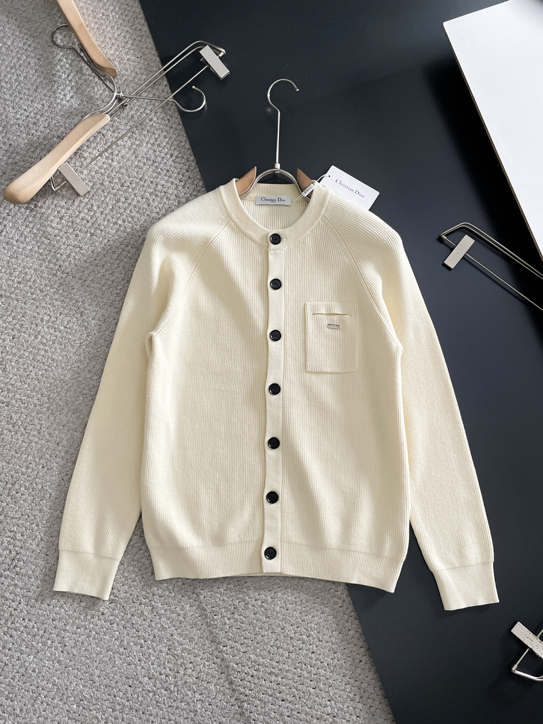 NO:736632,Dior Dior  The 2026 New Year's new men's wool sweater is a popular item on sale at the counter. It is a versatile item that every major fashion buyer and celebrity has. Simple and fashionable, it is very beautiful, and the upper body is full of gentleman style. The entire sweater is not only exquisite in texture, but also the wiring is even and neat. The entire sweater is even and neat.  The beautiful and generous body ensures that the silhouette of the clothes is not easily deformed. Customized wool fabric is neither very loose nor very tight, and has very good recovery properties. A fashion item that is both cold-resistant and fashionable in autumn and winter. M-3XL,, dior, dior, sweaters,19860909Dior 迪奥 2026新春新款男士羊毛针织衫,专柜在售爆款单品,各大时尚买手明星人手一件的百搭单品.简单时尚甚是好看,上身绅士范十足.整件毛衣不单纹理工艺精美,走线更是精工细作均匀整齐.整体美观大方保证了衣服的廓形不易变形.定制羊毛面料,既不会很宽松也不会很紧绷,恢复性非常好.秋冬御寒与时尚兼备的一款时装单品.M-3XL,,dior,dior,sweaters,,Men's clothing