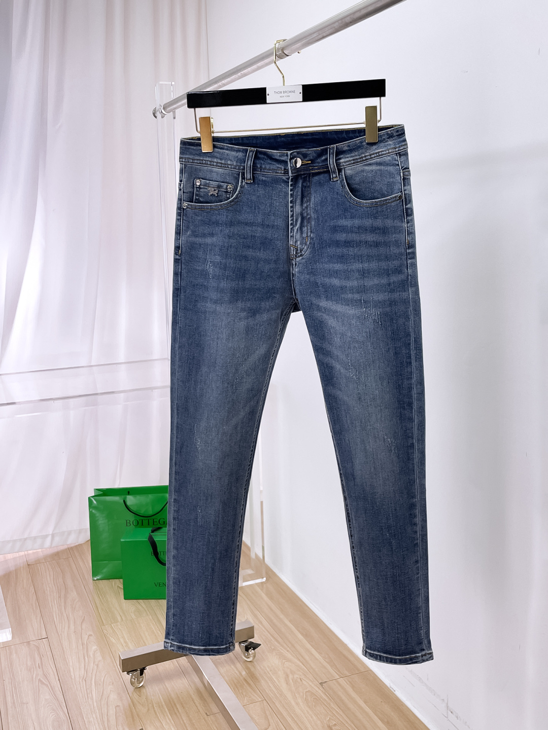 NO:872299,Arc'teryx men's denim jeans, official album and poster wear style!  High-grade imported denim raw color fabrics are supplied to customers, and the pure 13oz denim fabrics from Okayama, Japan are specially selected. Heavy-duty environmentally friendly plant enzyme washing process is used. The texture has a light retro color, which is quite beautiful and is very suitable for autumn and winter color matching. The fabric is soft and delicate after washing, but has strong bones and a slight stretch, providing an excellent comfortable experience. There is no damage from any technological elements throughout the body, retaining the purest tannin color!  The details throughout the body are perfect, exquisite and sophisticated. The latest leather label on the waist highlights the brand's characteristics. The hardware accessories, leather label and wiring all reflect the craftsmanship!  The silhouette is perfectly tailored and has excellent butt lift and slimming effect. It can be easily matched with any top in the wardrobe. It has wide compatibility and is suitable for various daily wear. The upper body is full of style. It is a must-have trousers for those who are obsessed with quality control and 1V!  Size 29-38 (not 35.37),arc'teryx,jeans,19860909始祖鸟 男士丹宁牛仔裤,官宣画册海报穿搭款！ 客供高级进口的丹宁原色面料,特选日本冈山纯正13oz 盎司牛仔布料,重磅环保植物酵素水洗工艺,肌理有着淡淡的复古色彩,相当漂亮,极符合秋冬的配色,面料经过水洗后柔软细腻,但筋骨感极强,且略带弹力,提供了绝佳的舒适体验,通身无任何工艺元素破坏,保留了最纯粹的丹宁本色！通身细节完美如斯,精湛且考究,最新的腰部皮标彰显了品牌特质,五金配件、皮标、走线无不体现出匠心工艺！版型剪裁完美,提臀修身效果绝佳,可轻松横扫衣橱任何的上装搭配,兼容性广泛,满足于日常各种穿搭,上身型款十足,于品质控及1V迷控者必入型裤装！ 尺码29—38（没35.37）,arc'teryx,jeans,,Men's clothing