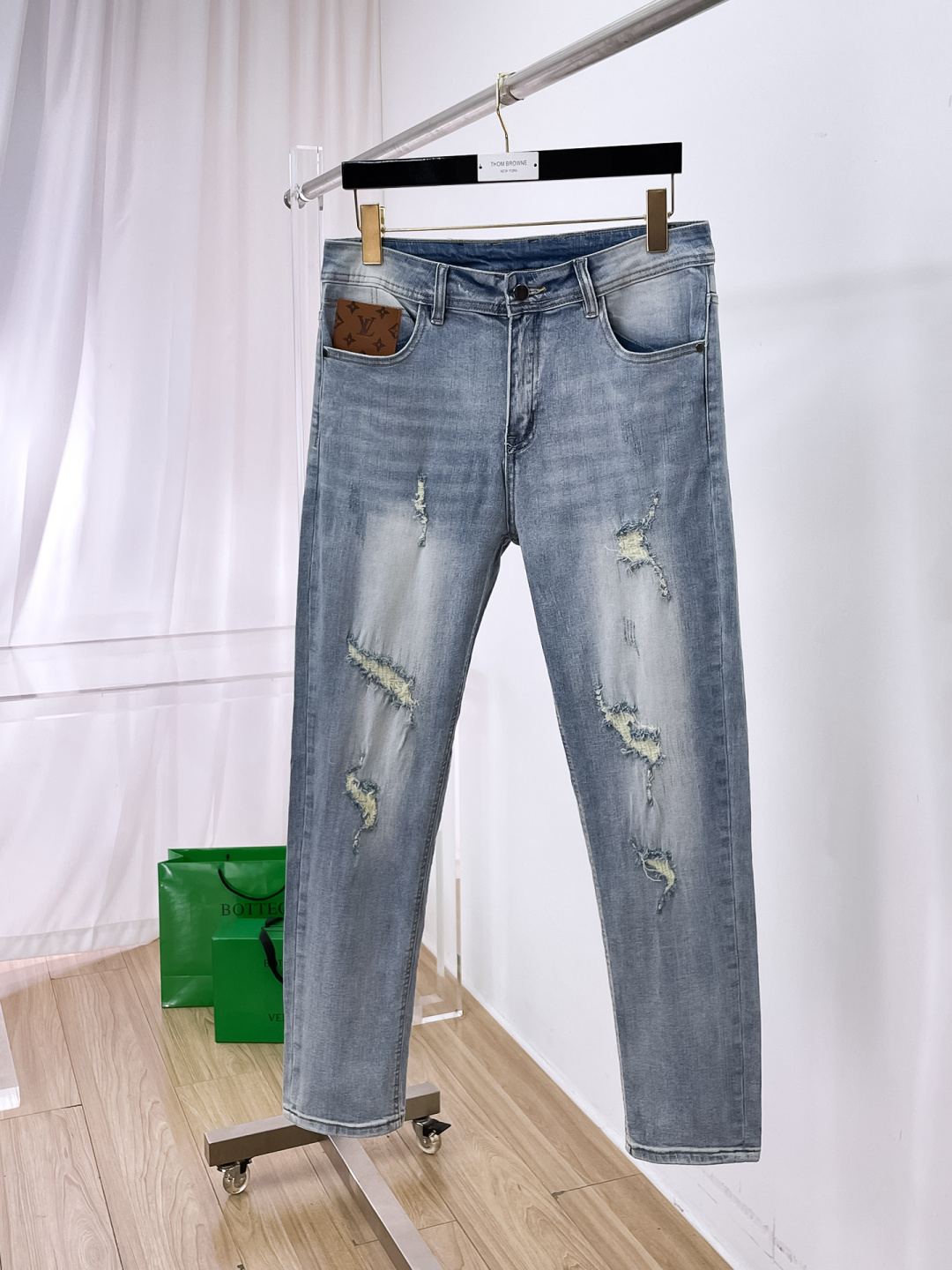 NO:872306,LV men's denim jeans, official album and poster outfit style!  High-grade imported denim raw color fabrics are supplied to customers, and the pure 13oz denim fabrics from Okayama, Japan are specially selected. Heavy-duty environmentally friendly plant enzyme washing process is used. The texture has a light retro color, which is quite beautiful and is very suitable for autumn and winter color matching. The fabric is soft and delicate after washing, but has strong bones and a slight stretch, providing an excellent comfortable experience. There is no damage from any technological elements throughout the body, retaining the purest tannin color!  The details throughout the body are perfect, exquisite and sophisticated. The latest leather label on the waist highlights the brand's characteristics. The hardware accessories, leather label and wiring all reflect the craftsmanship!  The silhouette is perfectly tailored and has excellent butt lift and slimming effect. It can be easily matched with any top in the wardrobe. It has wide compatibility and is suitable for various daily wear. The upper body is full of style. It is a must-have trousers for those who are obsessed with quality control and 1V!  Size 29-38 (not 35.37),,louis vuitton,jeans,19860909LV 男士丹宁牛仔裤,官宣画册海报穿搭款！ 客供高级进口的丹宁原色面料,特选日本冈山纯正13oz 盎司牛仔布料,重磅环保植物酵素水洗工艺,肌理有着淡淡的复古色彩,相当漂亮,极符合秋冬的配色,面料经过水洗后柔软细腻,但筋骨感极强,且略带弹力,提供了绝佳的舒适体验,通身无任何工艺元素破坏,保留了最纯粹的丹宁本色！通身细节完美如斯,精湛且考究,最新的腰部皮标彰显了品牌特质,五金配件、皮标、走线无不体现出匠心工艺！版型剪裁完美,提臀修身效果绝佳,可轻松横扫衣橱任何的上装搭配,兼容性广泛,满足于日常各种穿搭,上身型款十足,于品质控及1V迷控者必入型裤装！ 尺码29—38（没35.37）,,louis vuitton,jeans,,Men's clothing