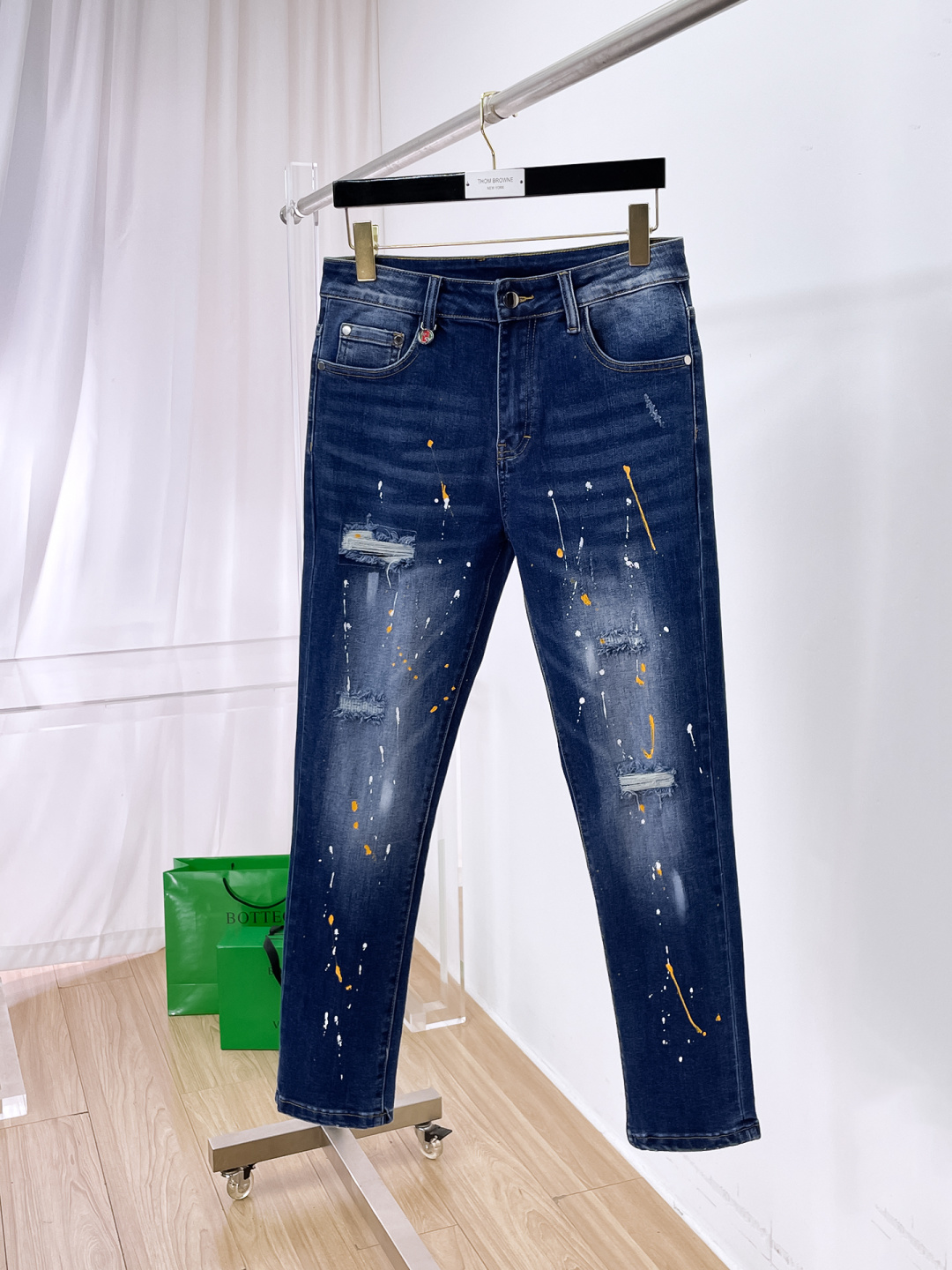 NO:872246,GUCCI men's denim jeans, official album and poster outfit style!  High-grade imported denim raw color fabrics are supplied to customers, and the pure 13oz denim fabrics from Okayama, Japan are specially selected. Heavy-duty environmentally friendly plant enzyme washing process is used. The texture has a light retro color, which is quite beautiful and is very suitable for autumn and winter color matching. The fabric is soft and delicate after washing, but has strong bones and a slight stretch, providing an excellent comfortable experience. There is no damage from any technological elements throughout the body, retaining the purest tannin color!  The details throughout the body are perfect, exquisite and sophisticated. The latest leather label on the waist highlights the brand's characteristics. The hardware accessories, leather label and wiring all reflect the craftsmanship!  The silhouette is perfectly tailored and has excellent butt lift and slimming effect. It can be easily matched with any top in the wardrobe. It has wide compatibility and is suitable for various daily wear. The upper body is full of style. It is a must-have trousers for those who are obsessed with quality control and 1V!  Size 29-38 (not 35.37),,gucci,jeans,19860909GUCCI 古奇 男士丹宁牛仔裤,官宣画册海报穿搭款！ 客供高级进口的丹宁原色面料,特选日本冈山纯正13oz 盎司牛仔布料,重磅环保植物酵素水洗工艺,肌理有着淡淡的复古色彩,相当漂亮,极符合秋冬的配色,面料经过水洗后柔软细腻,但筋骨感极强,且略带弹力,提供了绝佳的舒适体验,通身无任何工艺元素破坏,保留了最纯粹的丹宁本色！通身细节完美如斯,精湛且考究,最新的腰部皮标彰显了品牌特质,五金配件、皮标、走线无不体现出匠心工艺！版型剪裁完美,提臀修身效果绝佳,可轻松横扫衣橱任何的上装搭配,兼容性广泛,满足于日常各种穿搭,上身型款十足,于品质控及1V迷控者必入型裤装！ 尺码29—38（没35.37）,,gucci,jeans,,Men's clothing