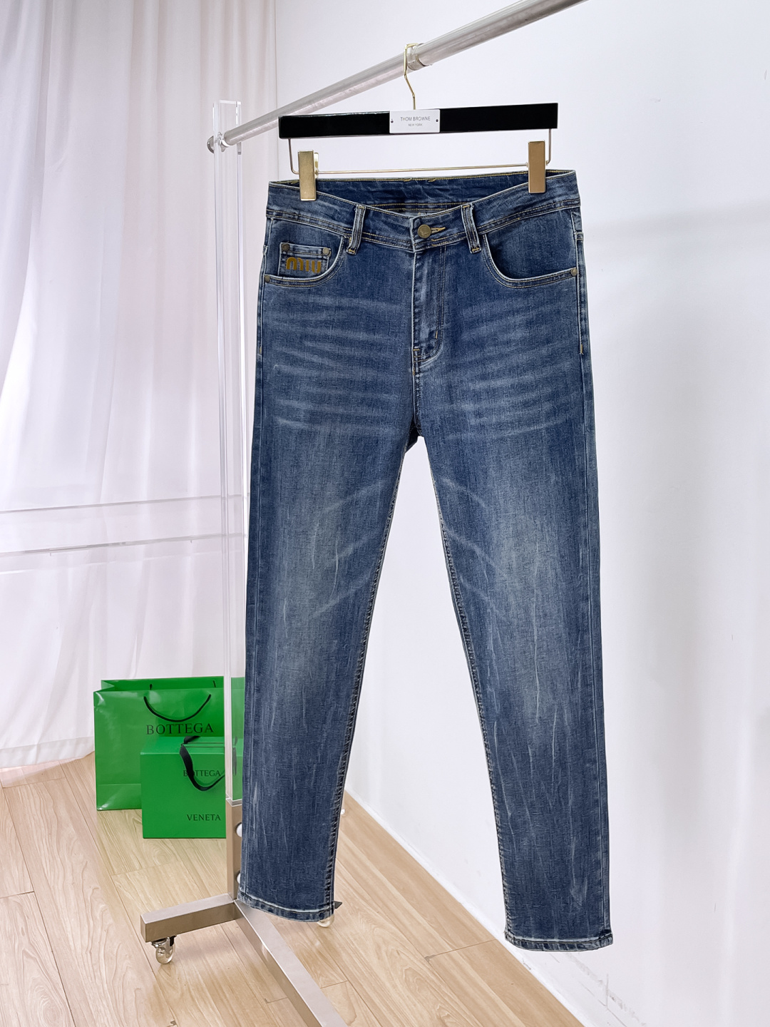 NO:872255,miu miu men's denim jeans, official album and poster style!  High-grade imported denim raw color fabrics are supplied to customers, and the pure 13oz denim fabrics from Okayama, Japan are specially selected. Heavy-duty environmentally friendly plant enzyme washing process is used. The texture has a light retro color, which is quite beautiful and is very suitable for autumn and winter color matching. The fabric is soft and delicate after washing, but has strong bones and a slight stretch, providing an excellent comfortable experience. There is no damage from any technological elements throughout the body, retaining the purest tannin color!  The details throughout the body are perfect, exquisite and sophisticated. The latest leather label on the waist highlights the brand's characteristics. The hardware accessories, leather label and wiring all reflect the craftsmanship!  The silhouette is perfectly tailored and has excellent butt lift and slimming effect. It can be easily matched with any top in the wardrobe. It has wide compatibility and is suitable for various daily wear. The upper body is full of style. It is a must-have trousers for those who are obsessed with quality control and 1V!  Size 29-38 (not 35.37),,miumiu,jeans,19860909miu miu 男士丹宁牛仔裤,官宣画册海报穿搭款！ 客供高级进口的丹宁原色面料,特选日本冈山纯正13oz 盎司牛仔布料,重磅环保植物酵素水洗工艺,肌理有着淡淡的复古色彩,相当漂亮,极符合秋冬的配色,面料经过水洗后柔软细腻,但筋骨感极强,且略带弹力,提供了绝佳的舒适体验,通身无任何工艺元素破坏,保留了最纯粹的丹宁本色！通身细节完美如斯,精湛且考究,最新的腰部皮标彰显了品牌特质,五金配件、皮标、走线无不体现出匠心工艺！版型剪裁完美,提臀修身效果绝佳,可轻松横扫衣橱任何的上装搭配,兼容性广泛,满足于日常各种穿搭,上身型款十足,于品质控及1V迷控者必入型裤装！ 尺码29—38（没35.37）,,miumiu,jeans,,Men's clothing