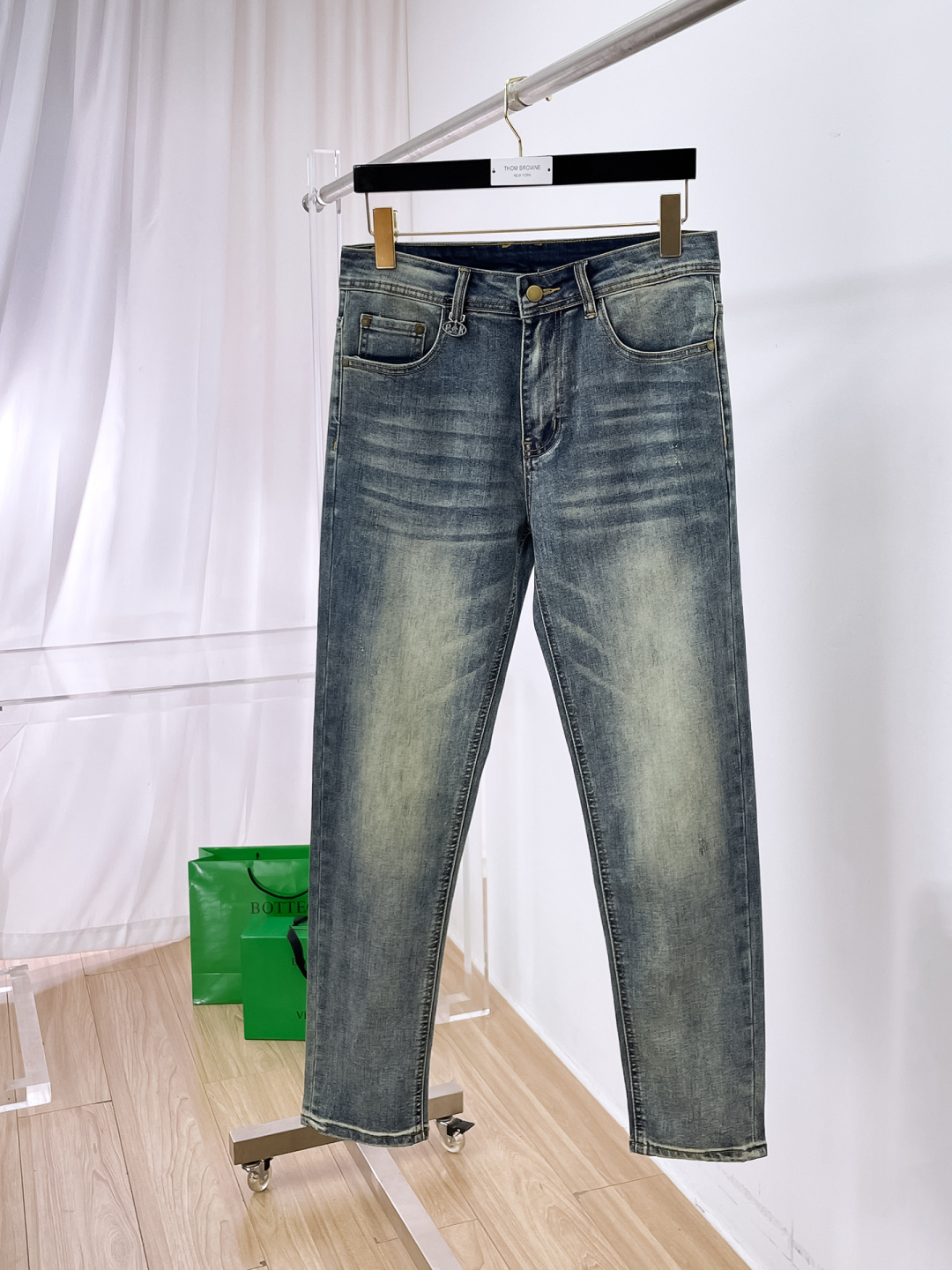 NO:872263,PRADA Men's denim jeans, official album and poster outfit!  High-grade imported denim raw color fabrics are supplied to customers, and the pure 13oz denim fabrics from Okayama, Japan are specially selected. Heavy-duty environmentally friendly plant enzyme washing process is used. The texture has a light retro color, which is quite beautiful and is very suitable for autumn and winter color matching. The fabric is soft and delicate after washing, but has strong bones and a slight stretch, providing an excellent comfortable experience. There is no damage from any technological elements throughout the body, retaining the purest tannin color!  The details throughout the body are perfect, exquisite and sophisticated. The latest leather label on the waist highlights the brand's characteristics. The hardware accessories, leather label and wiring all reflect the craftsmanship!  The silhouette is perfectly tailored and has excellent butt lift and slimming effect. It can be easily matched with any top in the wardrobe. It has wide compatibility and is suitable for various daily wear. The upper body is full of style. It is a must-have trousers for those who are obsessed with quality control and 1V!  Size 29-38 (not 35.37),, prada, prada, jeans,19860909PRADA 普拉达 男士丹宁牛仔裤,官宣画册海报穿搭款！ 客供高级进口的丹宁原色面料,特选日本冈山纯正13oz 盎司牛仔布料,重磅环保植物酵素水洗工艺,肌理有着淡淡的复古色彩,相当漂亮,极符合秋冬的配色,面料经过水洗后柔软细腻,但筋骨感极强,且略带弹力,提供了绝佳的舒适体验,通身无任何工艺元素破坏,保留了最纯粹的丹宁本色！通身细节完美如斯,精湛且考究,最新的腰部皮标彰显了品牌特质,五金配件、皮标、走线无不体现出匠心工艺！版型剪裁完美,提臀修身效果绝佳,可轻松横扫衣橱任何的上装搭配,兼容性广泛,满足于日常各种穿搭,上身型款十足,于品质控及1V迷控者必入型裤装！ 尺码29—38（没35.37）,,prada,prada,jeans,,Men's clothing