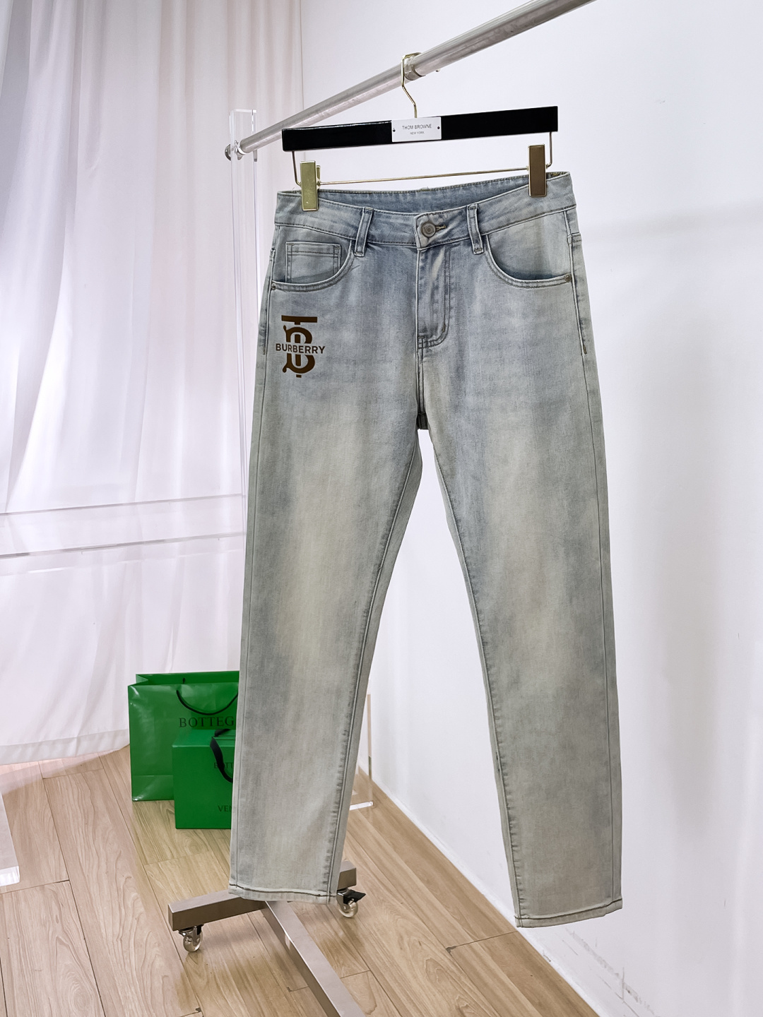NO:872294,Burberry men's denim jeans, official album and poster outfit style!  High-grade imported denim raw color fabrics are supplied to customers, and the pure 13oz denim fabrics from Okayama, Japan are specially selected. Heavy-duty environmentally friendly plant enzyme washing process is used. The texture has a light retro color, which is quite beautiful and is very suitable for autumn and winter color matching. The fabric is soft and delicate after washing, but has strong bones and a slight stretch, providing an excellent comfortable experience. There is no damage from any technological elements throughout the body, retaining the purest tannin color!  The details throughout the body are perfect, exquisite and sophisticated. The latest leather label on the waist highlights the brand's characteristics. The hardware accessories, leather label and wiring all reflect the craftsmanship!  The silhouette is perfectly tailored and has excellent butt lift and slimming effect. It can be easily matched with any top in the wardrobe. It has wide compatibility and is suitable for various daily wear. The upper body is full of style. It is a must-have trousers for those who are obsessed with quality control and 1V!  Size 29-38 (not 35.37),,burberry,burberry,jeans,19860909Burberry 巴宝莉 男士丹宁牛仔裤,官宣画册海报穿搭款！ 客供高级进口的丹宁原色面料,特选日本冈山纯正13oz 盎司牛仔布料,重磅环保植物酵素水洗工艺,肌理有着淡淡的复古色彩,相当漂亮,极符合秋冬的配色,面料经过水洗后柔软细腻,但筋骨感极强,且略带弹力,提供了绝佳的舒适体验,通身无任何工艺元素破坏,保留了最纯粹的丹宁本色！通身细节完美如斯,精湛且考究,最新的腰部皮标彰显了品牌特质,五金配件、皮标、走线无不体现出匠心工艺！版型剪裁完美,提臀修身效果绝佳,可轻松横扫衣橱任何的上装搭配,兼容性广泛,满足于日常各种穿搭,上身型款十足,于品质控及1V迷控者必入型裤装！ 尺码29—38（没35.37）,,burberry,burberry,jeans,,Men's clothing