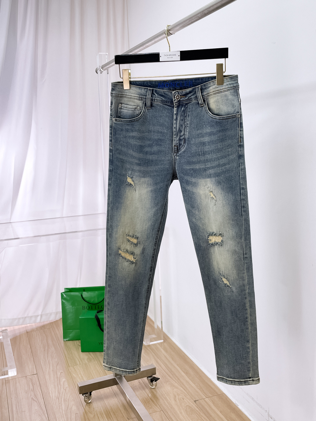 NO:872289,Men's denim jeans, official album and poster outfit!  High-grade imported denim raw color fabrics are supplied to customers, and the pure 13oz denim fabrics from Okayama, Japan are specially selected. Heavy-duty environmentally friendly plant enzyme washing process is used. The texture has a light retro color, which is quite beautiful and is very suitable for autumn and winter color matching. The fabric is soft and delicate after washing, but has strong bones and a slight stretch, providing an excellent comfortable experience. There is no damage from any technological elements throughout the body, retaining the purest tannin color!  The details throughout the body are perfect, exquisite and sophisticated. The latest leather label on the waist highlights the brand's characteristics. The hardware accessories, leather label and wiring all reflect the craftsmanship!  The silhouette is perfectly tailored and has excellent butt lift and slimming effect. It can be easily matched with any top in the wardrobe. It has wide compatibility and is suitable for various daily wear. The upper body is full of style. It is a must-have trousers for those who are obsessed with quality control and 1V!  Size 29-38 (not 35.37),,Moncler,jeans,19860909蒙口 男士丹宁牛仔裤,官宣画册海报穿搭款！ 客供高级进口的丹宁原色面料,特选日本冈山纯正13oz 盎司牛仔布料,重磅环保植物酵素水洗工艺,肌理有着淡淡的复古色彩,相当漂亮,极符合秋冬的配色,面料经过水洗后柔软细腻,但筋骨感极强,且略带弹力,提供了绝佳的舒适体验,通身无任何工艺元素破坏,保留了最纯粹的丹宁本色！通身细节完美如斯,精湛且考究,最新的腰部皮标彰显了品牌特质,五金配件、皮标、走线无不体现出匠心工艺！版型剪裁完美,提臀修身效果绝佳,可轻松横扫衣橱任何的上装搭配,兼容性广泛,满足于日常各种穿搭,上身型款十足,于品质控及1V迷控者必入型裤装！ 尺码29—38（没35.37）,,Moncler,jeans,,Men's clothing