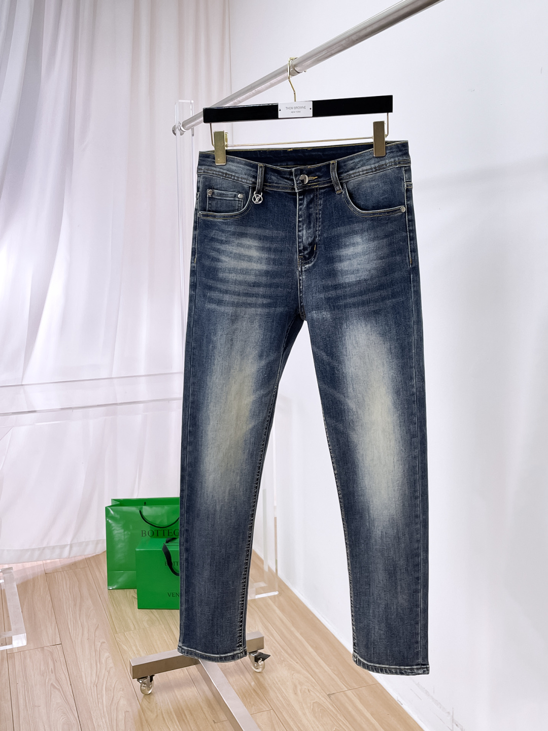 NO:872280,LV men's denim jeans, official album and poster outfit style!  High-grade imported denim raw color fabrics are supplied to customers, and the pure 13oz denim fabrics from Okayama, Japan are specially selected. Heavy-duty environmentally friendly plant enzyme washing process is used. The texture has a light retro color, which is quite beautiful and is very suitable for autumn and winter color matching. The fabric is soft and delicate after washing, but has strong bones and a slight stretch, providing an excellent comfortable experience. There is no damage from any technological elements throughout the body, retaining the purest tannin color!  The details throughout the body are perfect, exquisite and sophisticated. The latest leather label on the waist highlights the brand's characteristics. The hardware accessories, leather label and wiring all reflect the craftsmanship!  The silhouette is perfectly tailored and has excellent butt lift and slimming effect. It can be easily matched with any top in the wardrobe. It has wide compatibility and is suitable for various daily wear. The upper body is full of style. It is a must-have trousers for those who are obsessed with quality control and 1V!  Size 29-38 (not 35.37),,louis vuitton,jeans,19860909Lv 男士丹宁牛仔裤,官宣画册海报穿搭款！ 客供高级进口的丹宁原色面料,特选日本冈山纯正13oz 盎司牛仔布料,重磅环保植物酵素水洗工艺,肌理有着淡淡的复古色彩,相当漂亮,极符合秋冬的配色,面料经过水洗后柔软细腻,但筋骨感极强,且略带弹力,提供了绝佳的舒适体验,通身无任何工艺元素破坏,保留了最纯粹的丹宁本色！通身细节完美如斯,精湛且考究,最新的腰部皮标彰显了品牌特质,五金配件、皮标、走线无不体现出匠心工艺！版型剪裁完美,提臀修身效果绝佳,可轻松横扫衣橱任何的上装搭配,兼容性广泛,满足于日常各种穿搭,上身型款十足,于品质控及1V迷控者必入型裤装！ 尺码29—38（没35.37）,,louis vuitton,jeans,,Men's clothing