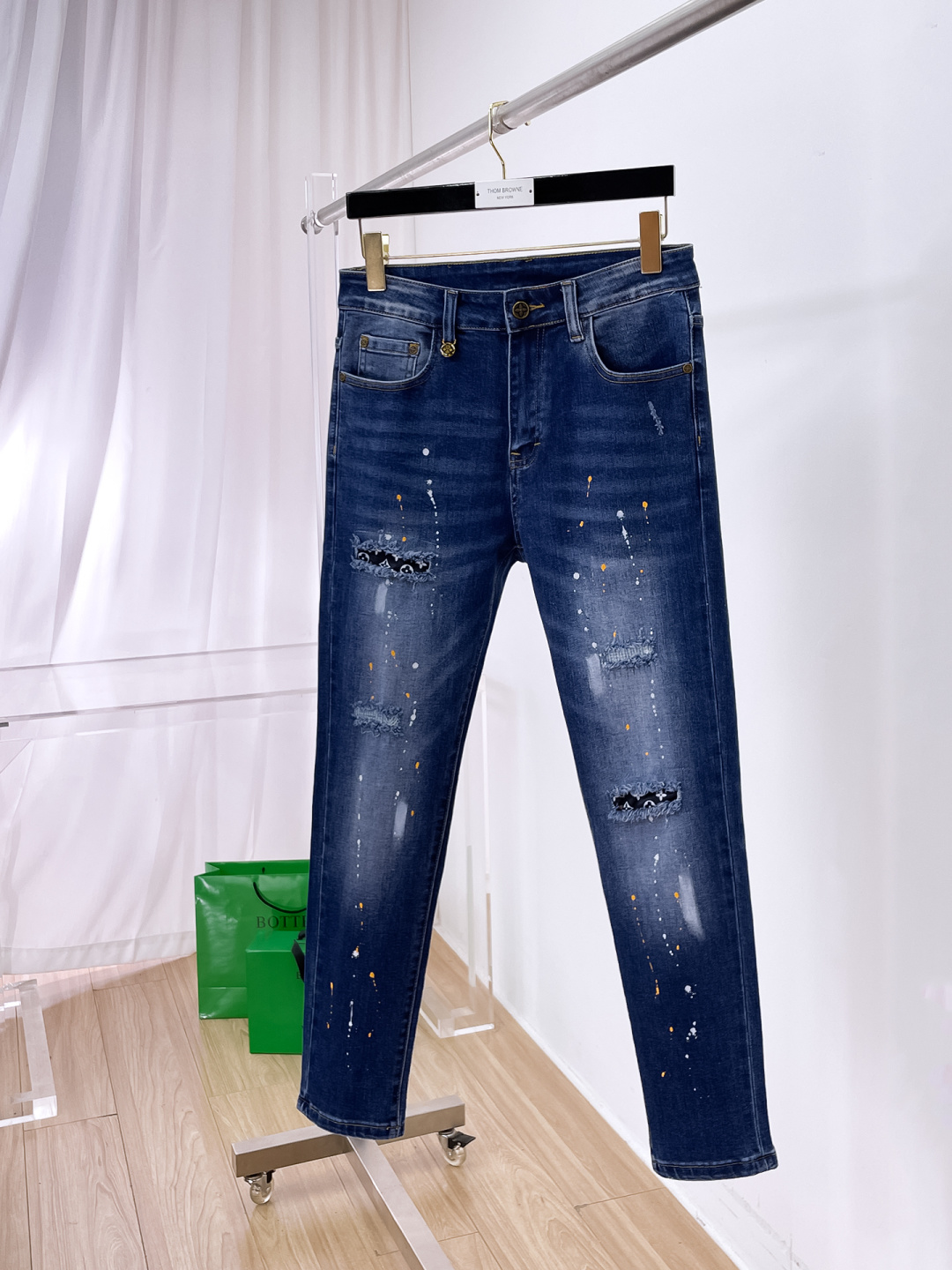 NO:872272,LV men's denim jeans, official album and poster outfit style!  High-grade imported denim raw color fabrics are supplied to customers, and the pure 13oz denim fabrics from Okayama, Japan are specially selected. Heavy-duty environmentally friendly plant enzyme washing process is used. The texture has a light retro color, which is quite beautiful and is very suitable for autumn and winter color matching. The fabric is soft and delicate after washing, but has strong bones and a slight stretch, providing an excellent comfortable experience. There is no damage from any technological elements throughout the body, retaining the purest tannin color!  The details throughout the body are perfect, exquisite and sophisticated. The latest leather label on the waist highlights the brand's characteristics. The hardware accessories, leather label and wiring all reflect the craftsmanship!  The silhouette is perfectly tailored and has excellent butt lift and slimming effect. It can be easily matched with any top in the wardrobe. It has wide compatibility and is suitable for various daily wear. The upper body is full of style. It is a must-have trousers for those who are obsessed with quality control and 1V!  Size 29-38 (not 35.37),,louis vuitton,jeans,19860909LV 男士丹宁牛仔裤,官宣画册海报穿搭款！ 客供高级进口的丹宁原色面料,特选日本冈山纯正13oz 盎司牛仔布料,重磅环保植物酵素水洗工艺,肌理有着淡淡的复古色彩,相当漂亮,极符合秋冬的配色,面料经过水洗后柔软细腻,但筋骨感极强,且略带弹力,提供了绝佳的舒适体验,通身无任何工艺元素破坏,保留了最纯粹的丹宁本色！通身细节完美如斯,精湛且考究,最新的腰部皮标彰显了品牌特质,五金配件、皮标、走线无不体现出匠心工艺！版型剪裁完美,提臀修身效果绝佳,可轻松横扫衣橱任何的上装搭配,兼容性广泛,满足于日常各种穿搭,上身型款十足,于品质控及1V迷控者必入型裤装！ 尺码29—38（没35.37）,,louis vuitton,jeans,,Men's clothing
