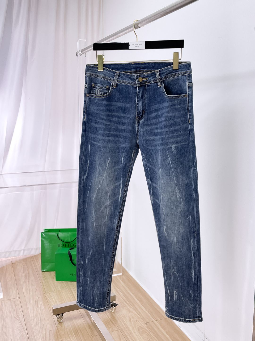 NO:872262,GUCCI men's denim jeans, official album and poster outfit style!  High-grade imported denim raw color fabrics are supplied to customers, and the pure 13oz denim fabrics from Okayama, Japan are specially selected. Heavy-duty environmentally friendly plant enzyme washing process is used. The texture has a light retro color, which is quite beautiful and is very suitable for autumn and winter color matching. The fabric is soft and delicate after washing, but has strong bones and a slight stretch, providing an excellent comfortable experience. There is no damage from any technological elements throughout the body, retaining the purest tannin color!  The details throughout the body are perfect, exquisite and sophisticated. The latest leather label on the waist highlights the brand's characteristics. The hardware accessories, leather label and wiring all reflect the craftsmanship!  The silhouette is perfectly tailored and has excellent butt lift and slimming effect. It can be easily matched with any top in the wardrobe. It has wide compatibility and is suitable for various daily wear. The upper body is full of style. It is a must-have trousers for those who are obsessed with quality control and 1V!  Size 29-38 (not 35.37),,gucci,jeans,19860909GUCCI 古奇 男士丹宁牛仔裤,官宣画册海报穿搭款！ 客供高级进口的丹宁原色面料,特选日本冈山纯正13oz 盎司牛仔布料,重磅环保植物酵素水洗工艺,肌理有着淡淡的复古色彩,相当漂亮,极符合秋冬的配色,面料经过水洗后柔软细腻,但筋骨感极强,且略带弹力,提供了绝佳的舒适体验,通身无任何工艺元素破坏,保留了最纯粹的丹宁本色！通身细节完美如斯,精湛且考究,最新的腰部皮标彰显了品牌特质,五金配件、皮标、走线无不体现出匠心工艺！版型剪裁完美,提臀修身效果绝佳,可轻松横扫衣橱任何的上装搭配,兼容性广泛,满足于日常各种穿搭,上身型款十足,于品质控及1V迷控者必入型裤装！ 尺码29—38（没35.37）,,gucci,jeans,,Men's clothing