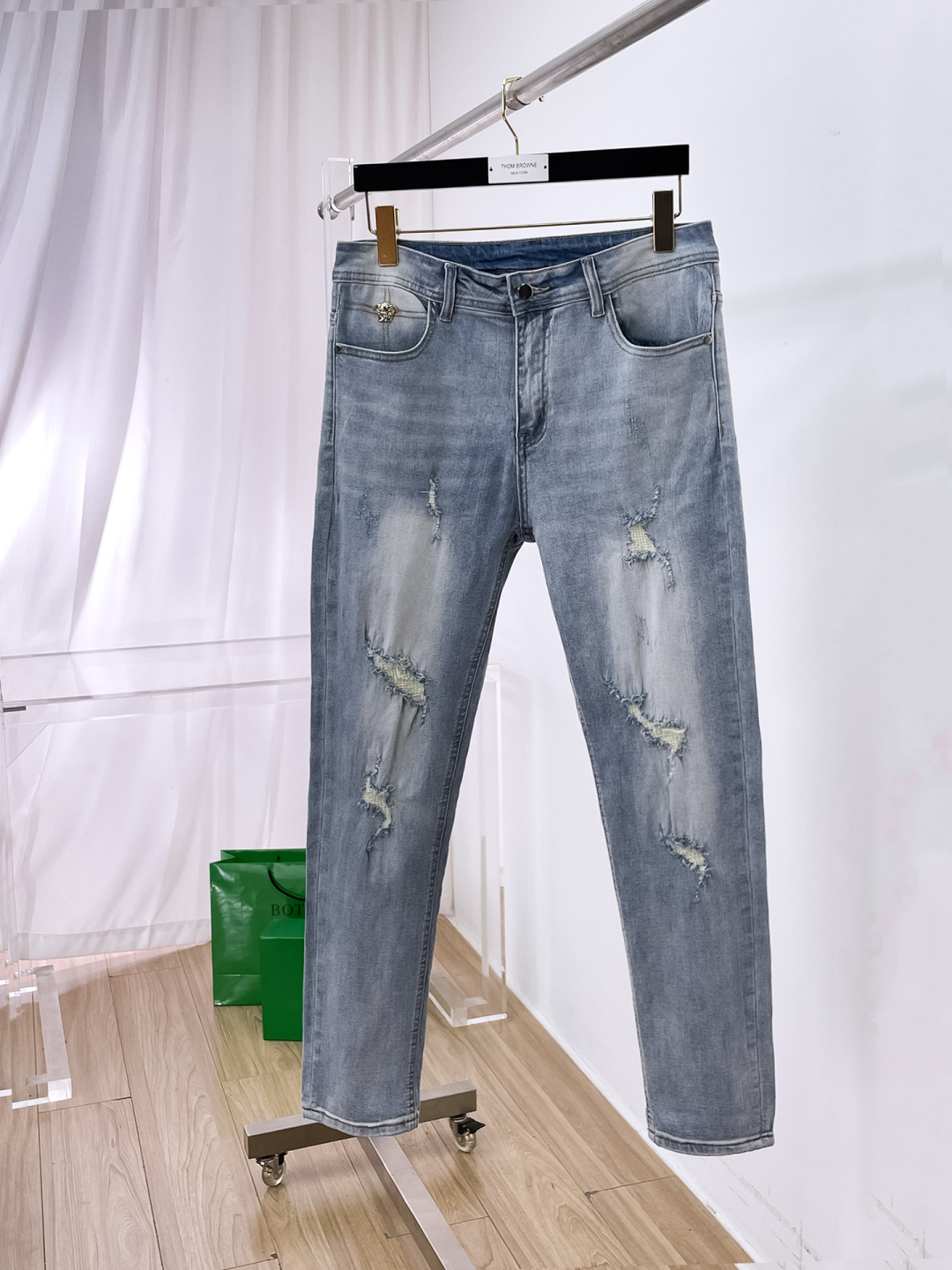 NO:872270,Versace men's denim jeans, official album and poster style!  High-grade imported denim raw color fabrics are supplied to customers, and the pure 13oz denim fabrics from Okayama, Japan are specially selected. Heavy-duty environmentally friendly plant enzyme washing process is used. The texture has a light retro color, which is quite beautiful and is very suitable for autumn and winter color matching. The fabric is soft and delicate after washing, but has strong bones and a slight stretch, providing an excellent comfortable experience. There is no damage from any technological elements throughout the body, retaining the purest tannin color!  The details throughout the body are perfect, exquisite and sophisticated. The latest leather label on the waist highlights the brand's characteristics. The hardware accessories, leather label and wiring all reflect the craftsmanship!  The silhouette is perfectly tailored and has excellent butt lift and slimming effect. It can be easily matched with any top in the wardrobe. It has wide compatibility and is suitable for various daily wear. The upper body is full of style. It is a must-have trousers for those who are obsessed with quality control and 1V!  Sizes 29-38 (not 35.37),,versace,jeans,19860909范思哲 男士丹宁牛仔裤,官宣画册海报穿搭款！ 客供高级进口的丹宁原色面料,特选日本冈山纯正13oz 盎司牛仔布料,重磅环保植物酵素水洗工艺,肌理有着淡淡的复古色彩,相当漂亮,极符合秋冬的配色,面料经过水洗后柔软细腻,但筋骨感极强,且略带弹力,提供了绝佳的舒适体验,通身无任何工艺元素破坏,保留了最纯粹的丹宁本色！通身细节完美如斯,精湛且考究,最新的腰部皮标彰显了品牌特质,五金配件、皮标、走线无不体现出匠心工艺！版型剪裁完美,提臀修身效果绝佳,可轻松横扫衣橱任何的上装搭配,兼容性广泛,满足于日常各种穿搭,上身型款十足,于品质控及1V迷控者必入型裤装！ 尺码29—38（没35.37）,,versace,jeans,,Men's clothing