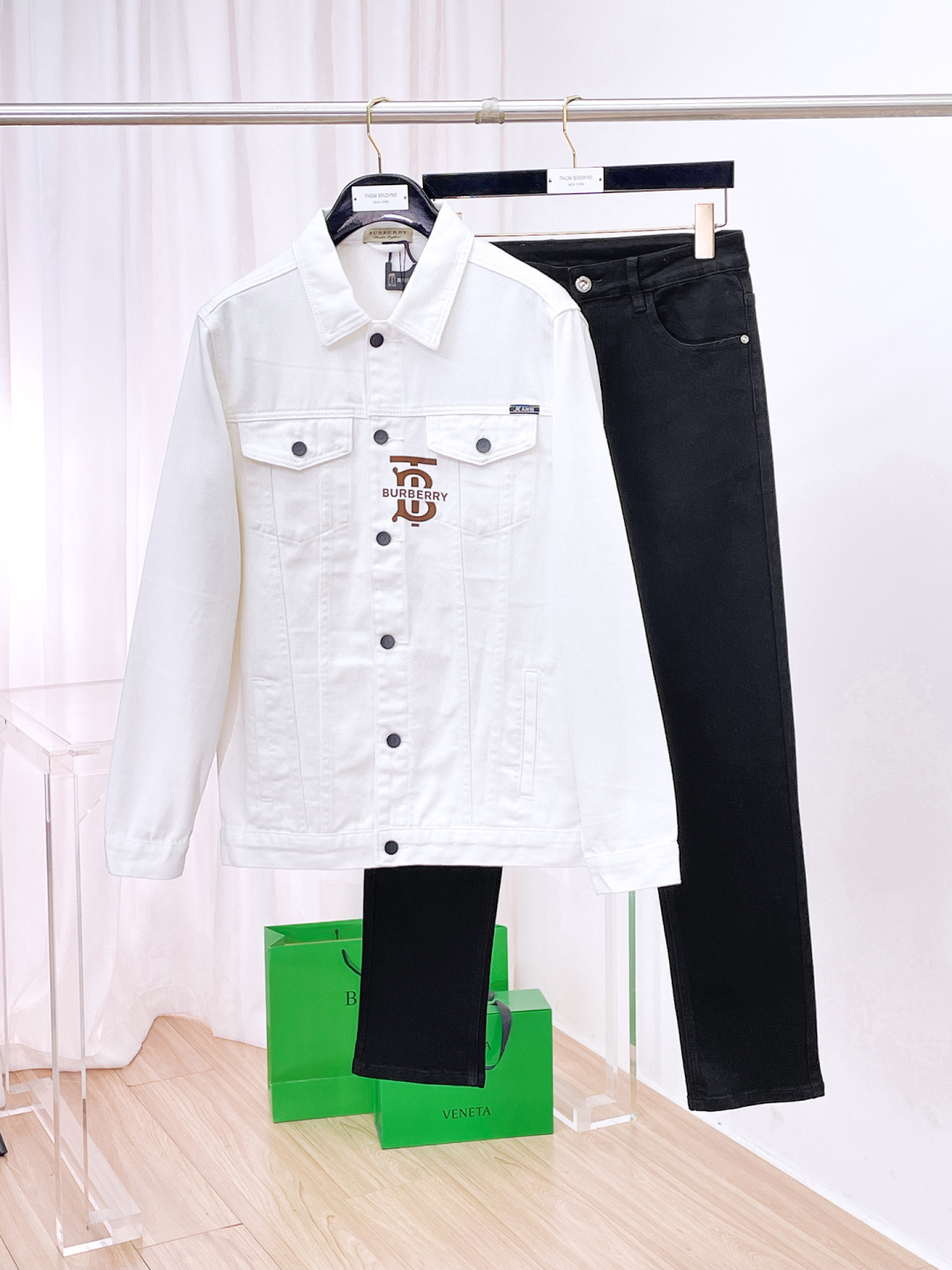 NO:680892,Burberry exclusively sells the same style denim suit for autumn and winter new counters. It can be sold separately. It is breathable, comfortable and casual!  Full of high-end feel!  The details are exquisite and high-end, and the workmanship is impeccable!  The original high-end fabric is very high-end!  The fabric is soft, delicate and comfortable, moisture-absorbent, quick-drying and breathable, neat and stylish. Top M-3XL, pants 29-36,,burberry,burberry,19860909Burberry 巴宝莉 独家专供秋冬新款专柜同款牛仔套装 可单卖,透气舒适休闲！高级感满满！细节精致高档,做工无可挑剔！原版高端面料很显高级！面料柔软细腻舒适 吸湿速干透气,利落有型.上衣M—3XL、裤子29-36,,burberry,burberry,,Men's clothing