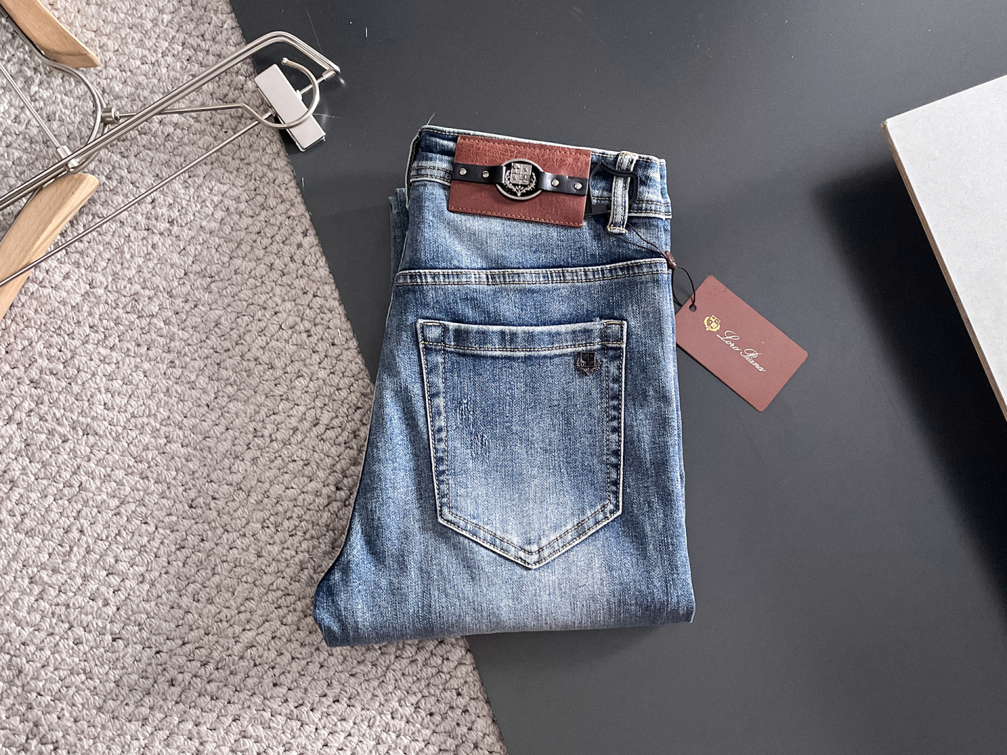 NO:682536,LP men's denim jeans, official album and poster outfit!  High-grade imported denim raw color fabrics are supplied to customers, and the pure 13oz denim fabrics from Okayama, Japan are specially selected. Heavy-duty environmentally friendly plant enzyme washing process is used. The texture has a light retro color, which is quite beautiful and is very suitable for autumn and winter color matching. The fabric is soft and delicate after washing, but has strong bones and a slight stretch, providing an excellent comfortable experience. There is no damage from any technological elements throughout the body, retaining the purest tannin color!  The details throughout the body are perfect, exquisite and sophisticated. The latest leather label on the waist highlights the brand's characteristics. The hardware accessories, leather label and wiring all reflect the craftsmanship!  The silhouette is perfectly tailored and has excellent butt lift and slimming effect. It can be easily matched with any top in the wardrobe. It has wide compatibility and is suitable for various daily wear. The upper body is full of style. It is a must-have trousers for those who are obsessed with quality control and 1V!  Size 29-38 (not 35.37),,loro piana,jeans,19860909LP 男士丹宁牛仔裤,官宣画册海报穿搭款！ 客供高级进口的丹宁原色面料,特选日本冈山纯正13oz 盎司牛仔布料,重磅环保植物酵素水洗工艺,肌理有着淡淡的复古色彩,相当漂亮,极符合秋冬的配色,面料经过水洗后柔软细腻,但筋骨感极强,且略带弹力,提供了绝佳的舒适体验,通身无任何工艺元素破坏,保留了最纯粹的丹宁本色！通身细节完美如斯,精湛且考究,最新的腰部皮标彰显了品牌特质,五金配件、皮标、走线无不体现出匠心工艺！版型剪裁完美,提臀修身效果绝佳,可轻松横扫衣橱任何的上装搭配,兼容性广泛,满足于日常各种穿搭,上身型款十足,于品质控及1V迷控者必入型裤装！ 尺码29—38（没35.37）,,loro piana,jeans,,Men's clothing