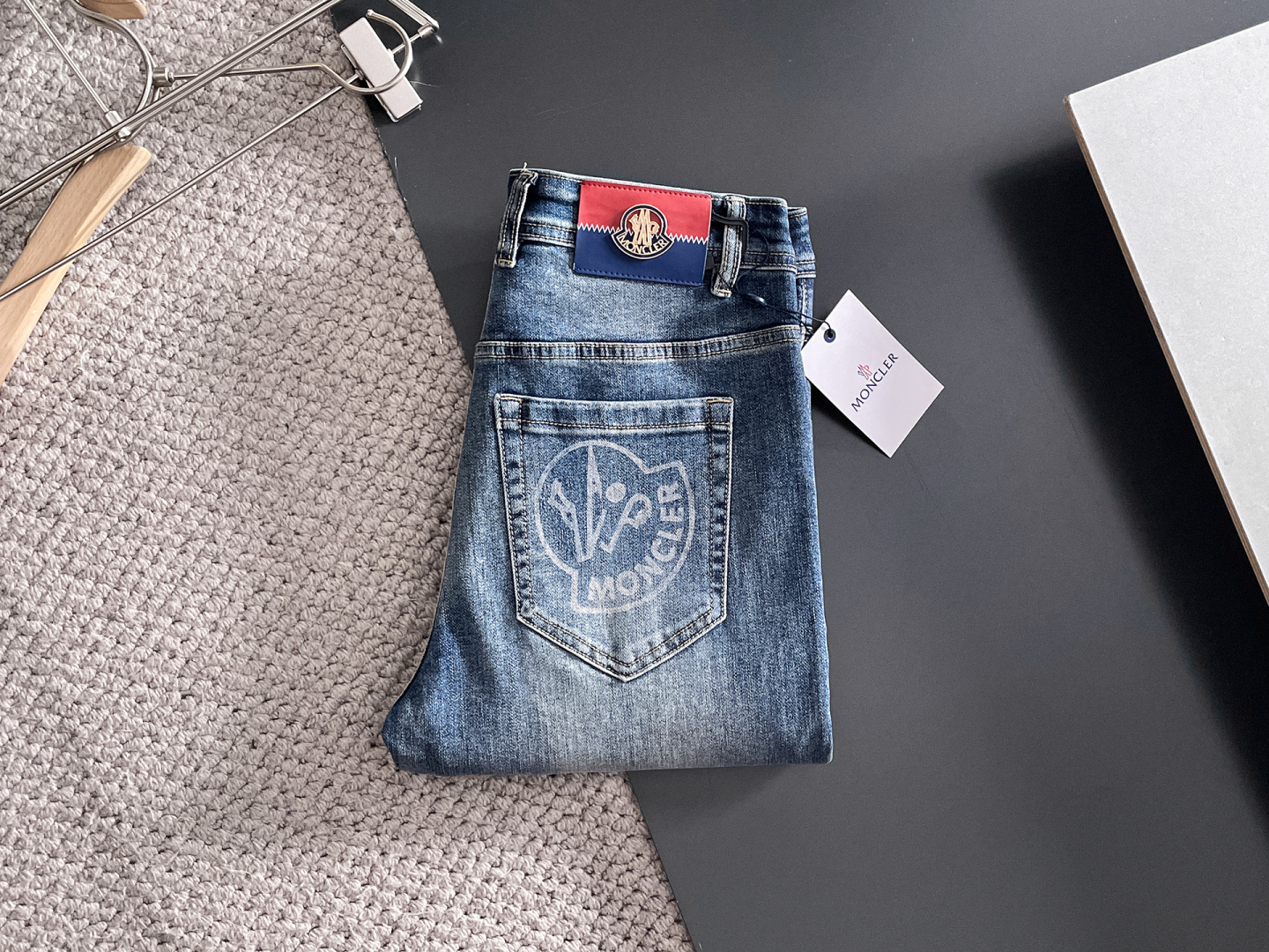 NO:682540,Men's denim jeans, official album and poster outfit!  High-grade imported denim raw color fabrics are supplied to customers, and the pure 13oz denim fabrics from Okayama, Japan are specially selected. Heavy-duty environmentally friendly plant enzyme washing process is used. The texture has a light retro color, which is quite beautiful and is very suitable for autumn and winter color matching. The fabric is soft and delicate after washing, but has strong bones and a slight stretch, providing an excellent comfortable experience. There is no damage from any technological elements throughout the body, retaining the purest tannin color!  The details throughout the body are perfect, exquisite and sophisticated. The latest leather label on the waist highlights the brand's characteristics. The hardware accessories, leather label and wiring all reflect the craftsmanship!  The silhouette is perfectly tailored and has excellent butt lift and slimming effect. It can be easily matched with any top in the wardrobe. It has wide compatibility and is suitable for various daily wear. The upper body is full of style. It is a must-have trousers for those who are obsessed with quality control and 1V!  Size 29-38 (not 35.37),,Moncler,jeans,19860909蒙口 男士丹宁牛仔裤,官宣画册海报穿搭款！ 客供高级进口的丹宁原色面料,特选日本冈山纯正13oz 盎司牛仔布料,重磅环保植物酵素水洗工艺,肌理有着淡淡的复古色彩,相当漂亮,极符合秋冬的配色,面料经过水洗后柔软细腻,但筋骨感极强,且略带弹力,提供了绝佳的舒适体验,通身无任何工艺元素破坏,保留了最纯粹的丹宁本色！通身细节完美如斯,精湛且考究,最新的腰部皮标彰显了品牌特质,五金配件、皮标、走线无不体现出匠心工艺！版型剪裁完美,提臀修身效果绝佳,可轻松横扫衣橱任何的上装搭配,兼容性广泛,满足于日常各种穿搭,上身型款十足,于品质控及1V迷控者必入型裤装！ 尺码29—38（没35.37）,,Moncler,jeans,,Men's clothing