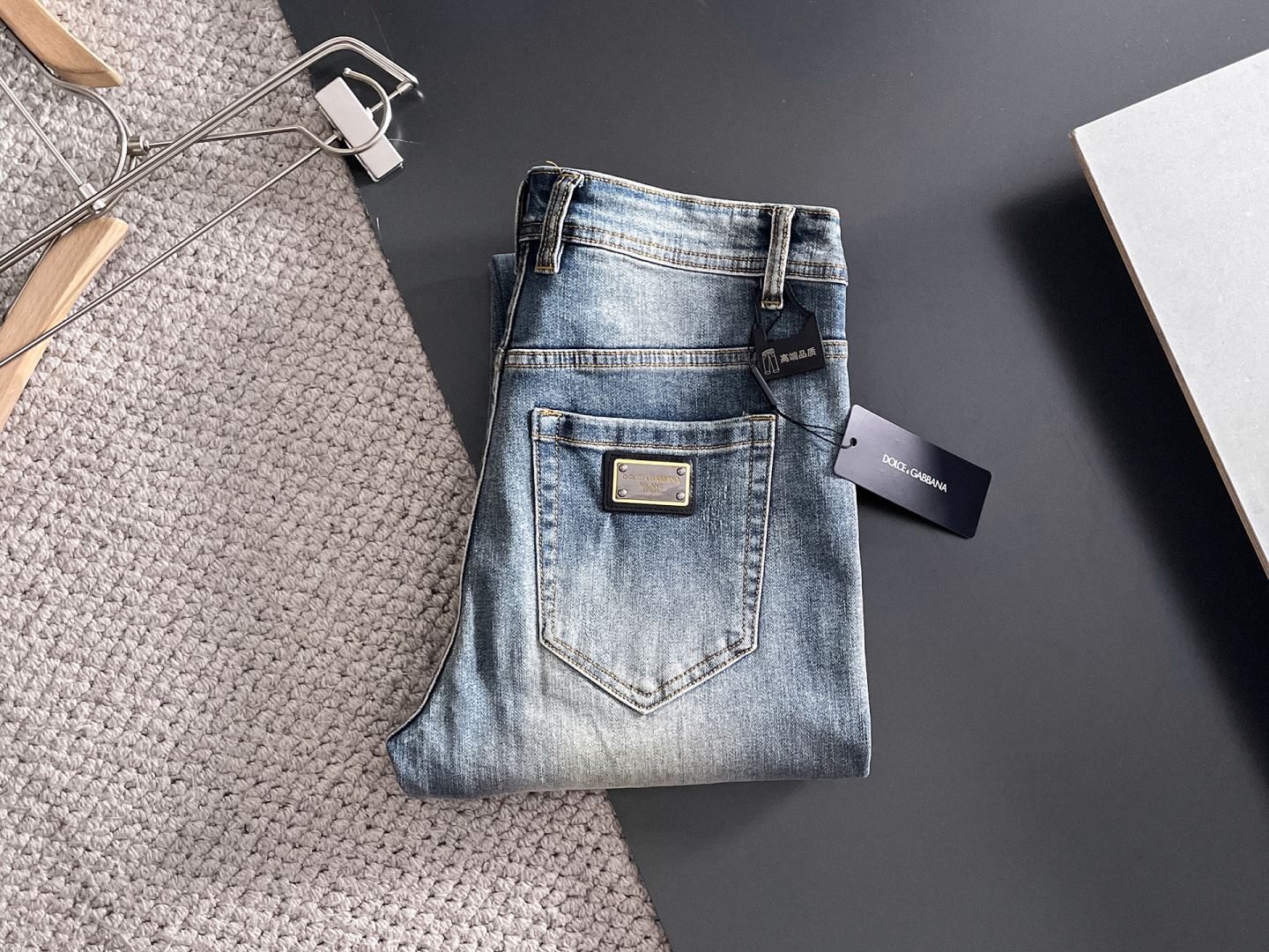 NO:682548,DG men's denim jeans, official album and poster outfit style!  High-grade imported denim raw color fabrics are supplied to customers, and the pure 13oz denim fabrics from Okayama, Japan are specially selected. Heavy-duty environmentally friendly plant enzyme washing process is used. The texture has a light retro color, which is quite beautiful and is very suitable for autumn and winter color matching. The fabric is soft and delicate after washing, but has strong bones and a slight stretch, providing an excellent comfortable experience. There is no damage from any technological elements throughout the body, retaining the purest tannin color!  The details throughout the body are perfect, exquisite and sophisticated. The latest leather label on the waist highlights the brand's characteristics. The hardware accessories, leather label and wiring all reflect the craftsmanship!  The silhouette is perfectly tailored and has excellent butt lift and slimming effect. It can be easily matched with any top in the wardrobe. It has wide compatibility and is suitable for various daily wear. The upper body is full of style. It is a must-have trousers for those who are obsessed with quality control and 1V!  Size 29-38 (not 35.37),,jeans,19860909DG 男士丹宁牛仔裤,官宣画册海报穿搭款！ 客供高级进口的丹宁原色面料,特选日本冈山纯正13oz 盎司牛仔布料,重磅环保植物酵素水洗工艺,肌理有着淡淡的复古色彩,相当漂亮,极符合秋冬的配色,面料经过水洗后柔软细腻,但筋骨感极强,且略带弹力,提供了绝佳的舒适体验,通身无任何工艺元素破坏,保留了最纯粹的丹宁本色！通身细节完美如斯,精湛且考究,最新的腰部皮标彰显了品牌特质,五金配件、皮标、走线无不体现出匠心工艺！版型剪裁完美,提臀修身效果绝佳,可轻松横扫衣橱任何的上装搭配,兼容性广泛,满足于日常各种穿搭,上身型款十足,于品质控及1V迷控者必入型裤装！ 尺码29—38（没35.37）,,jeans,,Men's clothing