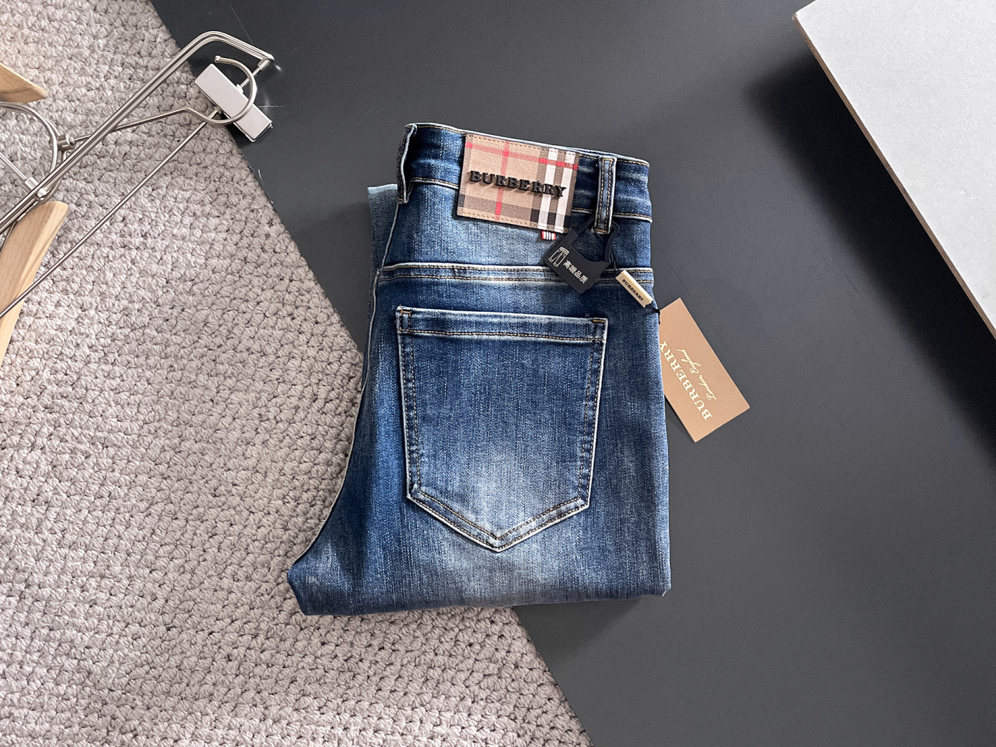 NO:682550,Burberry men's denim jeans, official album and poster outfit style!  High-grade imported denim raw color fabrics are supplied to customers, and the pure 13oz denim fabrics from Okayama, Japan are specially selected. Heavy-duty environmentally friendly plant enzyme washing process is used. The texture has a light retro color, which is quite beautiful and is very suitable for autumn and winter color matching. The fabric is soft and delicate after washing, but has strong bones and a slight stretch, providing an excellent comfortable experience. There is no damage from any technological elements throughout the body, retaining the purest tannin color!  The details throughout the body are perfect, exquisite and sophisticated. The latest leather label on the waist highlights the brand's characteristics. The hardware accessories, leather label and wiring all reflect the craftsmanship!  The silhouette is perfectly tailored and has excellent butt lift and slimming effect. It can be easily matched with any top in the wardrobe. It has wide compatibility and is suitable for various daily wear. The upper body is full of style. It is a must-have trousers for those who are obsessed with quality control and 1V!  Size 29-38 (not 35.37),,burberry,burberry,jeans,19860909Burberry 巴宝莉 男士丹宁牛仔裤,官宣画册海报穿搭款！ 客供高级进口的丹宁原色面料,特选日本冈山纯正13oz 盎司牛仔布料,重磅环保植物酵素水洗工艺,肌理有着淡淡的复古色彩,相当漂亮,极符合秋冬的配色,面料经过水洗后柔软细腻,但筋骨感极强,且略带弹力,提供了绝佳的舒适体验,通身无任何工艺元素破坏,保留了最纯粹的丹宁本色！通身细节完美如斯,精湛且考究,最新的腰部皮标彰显了品牌特质,五金配件、皮标、走线无不体现出匠心工艺！版型剪裁完美,提臀修身效果绝佳,可轻松横扫衣橱任何的上装搭配,兼容性广泛,满足于日常各种穿搭,上身型款十足,于品质控及1V迷控者必入型裤装！ 尺码29—38（没35.37）,,burberry,burberry,jeans,,Men's clothing