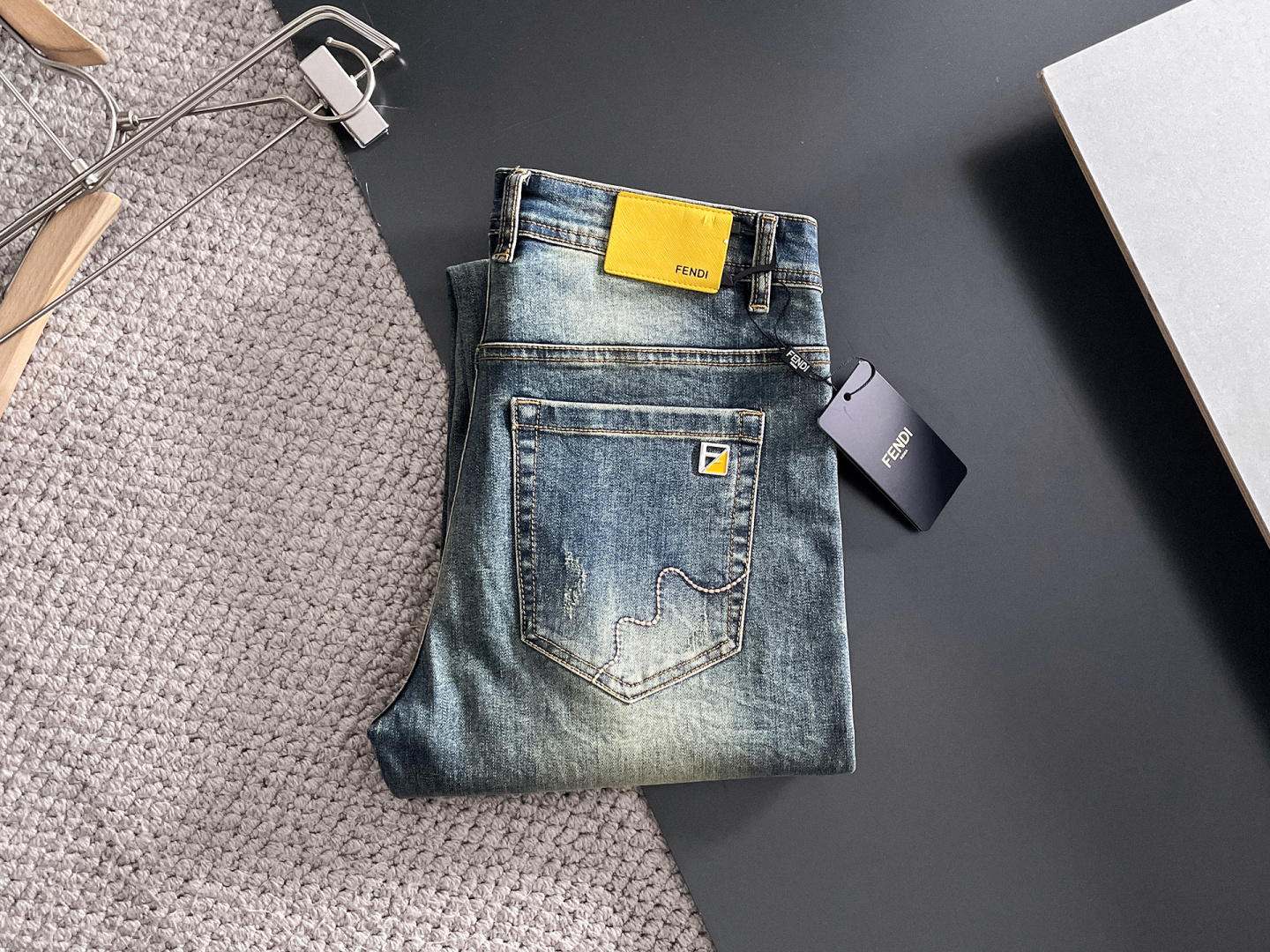 NO:682597,FENDI Fendi Men's Denim Jeans, Official Announcement Album and Poster Style!  High-grade imported denim raw color fabrics are supplied to customers, and the pure 13oz denim fabrics from Okayama, Japan are specially selected. Heavy-duty environmentally friendly plant enzyme washing process is used. The texture has a light retro color, which is quite beautiful and is very suitable for autumn and winter color matching. The fabric is soft and delicate after washing, but has strong bones and a slight stretch, providing an excellent comfortable experience. There is no damage from any technological elements throughout the body, retaining the purest tannin color!  The details throughout the body are perfect, exquisite and sophisticated. The latest leather label on the waist highlights the brand's characteristics. The hardware accessories, leather label and wiring all reflect the craftsmanship!  The silhouette is perfectly tailored and has excellent butt lift and slimming effect. It can be easily matched with any top in the wardrobe. It has wide compatibility and is suitable for various daily wear. The upper body is full of style. It is a must-have trousers for those who are obsessed with quality control and 1V!  Sizes 29-38 (not 35.37),,fendi,fendi,jeans,19860909FENDI 芬迪 男士丹宁牛仔裤,官宣画册海报穿搭款！ 客供高级进口的丹宁原色面料,特选日本冈山纯正13oz 盎司牛仔布料,重磅环保植物酵素水洗工艺,肌理有着淡淡的复古色彩,相当漂亮,极符合秋冬的配色,面料经过水洗后柔软细腻,但筋骨感极强,且略带弹力,提供了绝佳的舒适体验,通身无任何工艺元素破坏,保留了最纯粹的丹宁本色！通身细节完美如斯,精湛且考究,最新的腰部皮标彰显了品牌特质,五金配件、皮标、走线无不体现出匠心工艺！版型剪裁完美,提臀修身效果绝佳,可轻松横扫衣橱任何的上装搭配,兼容性广泛,满足于日常各种穿搭,上身型款十足,于品质控及1V迷控者必入型裤装！ 尺码29—38（没35.37）,,fendi,fendi,jeans,,Men's clothing
