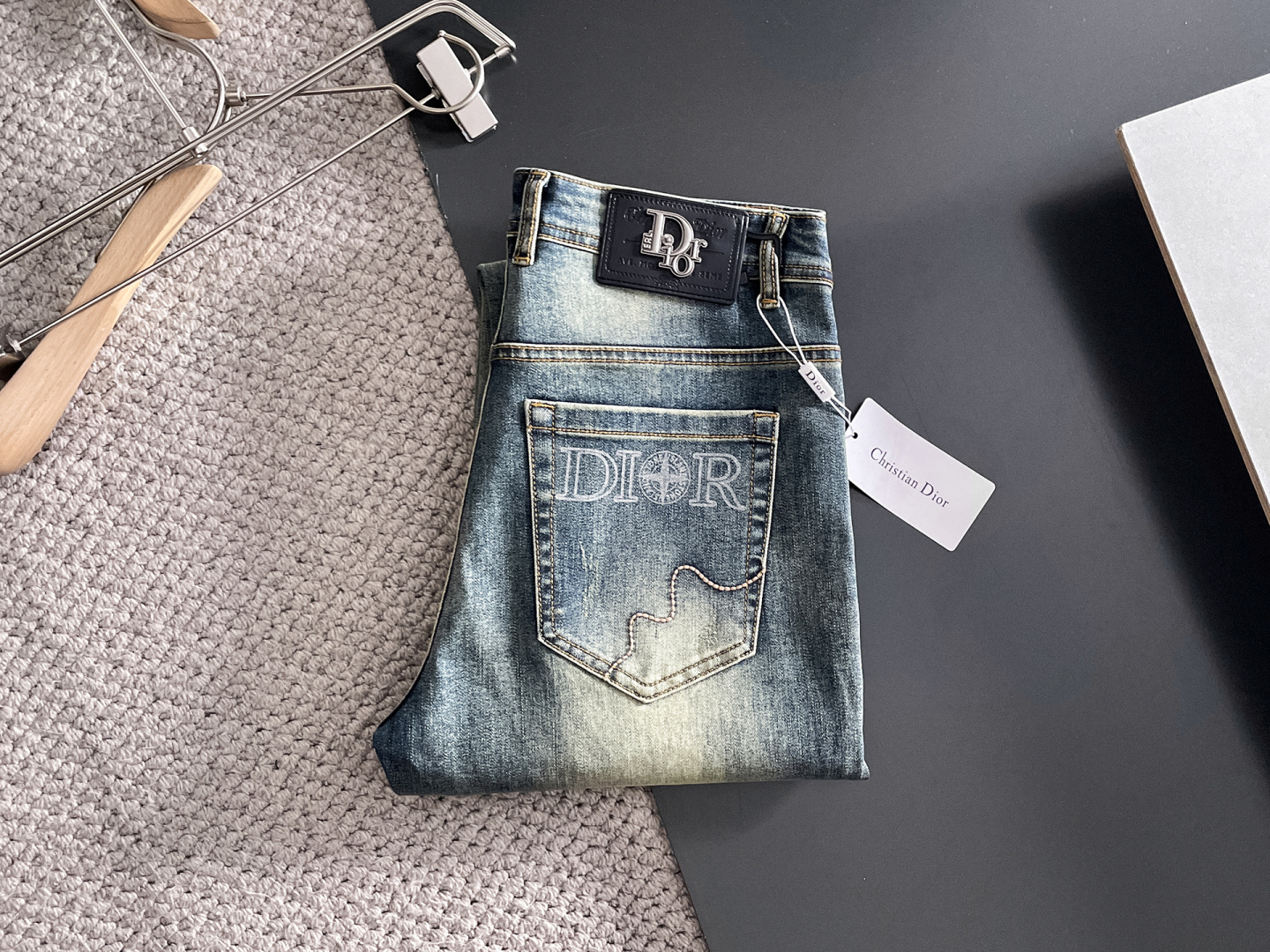 NO:682567,Dior men's denim jeans, official album and poster style!  High-grade imported denim raw color fabrics are supplied to customers, and the pure 13oz denim fabrics from Okayama, Japan are specially selected. Heavy-duty environmentally friendly plant enzyme washing process is used. The texture has a light retro color, which is quite beautiful and is very suitable for autumn and winter color matching. The fabric is soft and delicate after washing, but has strong bones and a slight stretch, providing an excellent comfortable experience. There is no damage from any technological elements throughout the body, retaining the purest tannin color!  The details throughout the body are perfect, exquisite and sophisticated. The latest leather label on the waist highlights the brand's characteristics. The hardware accessories, leather label and wiring all reflect the craftsmanship!  The silhouette is perfectly tailored and has excellent butt lift and slimming effect. It can be easily matched with any top in the wardrobe. It has wide compatibility and is suitable for various daily wear. The upper body is full of style. It is a must-have trousers for those who are obsessed with quality control and 1V!  Size 29-38 (not 35.37), dior, dior, jeans,19860909Dior 迪奥 男士丹宁牛仔裤,官宣画册海报穿搭款！ 客供高级进口的丹宁原色面料,特选日本冈山纯正13oz 盎司牛仔布料,重磅环保植物酵素水洗工艺,肌理有着淡淡的复古色彩,相当漂亮,极符合秋冬的配色,面料经过水洗后柔软细腻,但筋骨感极强,且略带弹力,提供了绝佳的舒适体验,通身无任何工艺元素破坏,保留了最纯粹的丹宁本色！通身细节完美如斯,精湛且考究,最新的腰部皮标彰显了品牌特质,五金配件、皮标、走线无不体现出匠心工艺！版型剪裁完美,提臀修身效果绝佳,可轻松横扫衣橱任何的上装搭配,兼容性广泛,满足于日常各种穿搭,上身型款十足,于品质控及1V迷控者必入型裤装！ 尺码29—38（没35.37）,,dior,dior,jeans,,Men's clothing