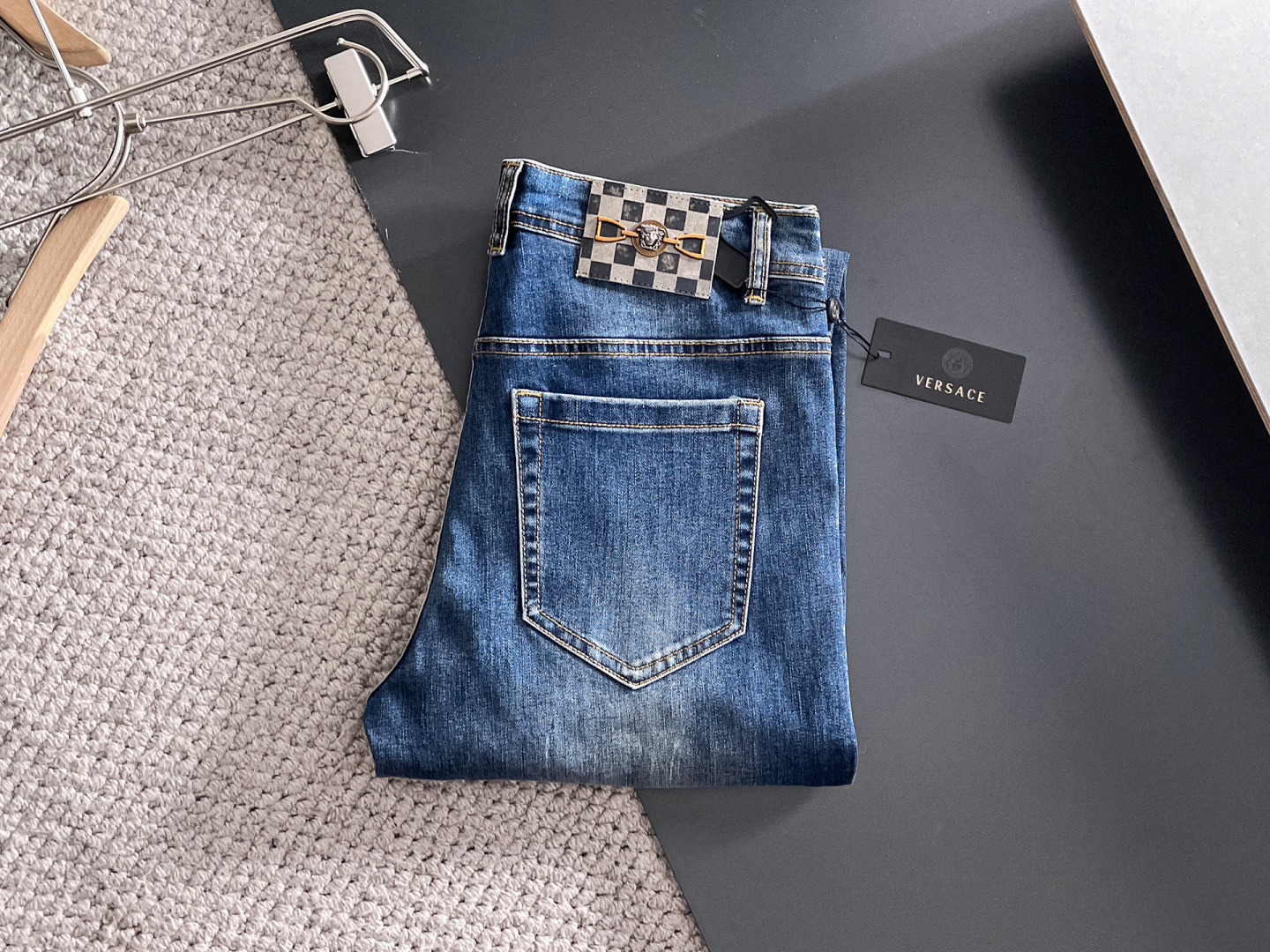 NO:682577,Versace men's denim jeans, official album and poster outfit style!  High-grade imported denim raw color fabrics are supplied to customers, and the pure 13oz denim fabrics from Okayama, Japan are specially selected. Heavy-duty environmentally friendly plant enzyme washing process is used. The texture has a light retro color, which is quite beautiful and is very suitable for autumn and winter color matching. The fabric is soft and delicate after washing, but has strong bones and a slight stretch, providing an excellent comfortable experience. There is no damage from any technological elements throughout the body, retaining the purest tannin color!  The details throughout the body are perfect, exquisite and sophisticated. The latest leather label on the waist highlights the brand's characteristics. The hardware accessories, leather label and wiring all reflect the craftsmanship!  The silhouette is perfectly tailored and has excellent butt lift and slimming effect. It can be easily matched with any top in the wardrobe. It has wide compatibility and is suitable for various daily wear. The upper body is full of style. It is a must-have trousers for those who are obsessed with quality control and 1V!  Sizes 29-38 (not 35.37),,versace,jeans,19860909范思哲 男士丹宁牛仔裤,官宣画册海报穿搭款！ 客供高级进口的丹宁原色面料,特选日本冈山纯正13oz 盎司牛仔布料,重磅环保植物酵素水洗工艺,肌理有着淡淡的复古色彩,相当漂亮,极符合秋冬的配色,面料经过水洗后柔软细腻,但筋骨感极强,且略带弹力,提供了绝佳的舒适体验,通身无任何工艺元素破坏,保留了最纯粹的丹宁本色！通身细节完美如斯,精湛且考究,最新的腰部皮标彰显了品牌特质,五金配件、皮标、走线无不体现出匠心工艺！版型剪裁完美,提臀修身效果绝佳,可轻松横扫衣橱任何的上装搭配,兼容性广泛,满足于日常各种穿搭,上身型款十足,于品质控及1V迷控者必入型裤装！ 尺码29—38（没35.37）,,versace,jeans,,Men's clothing