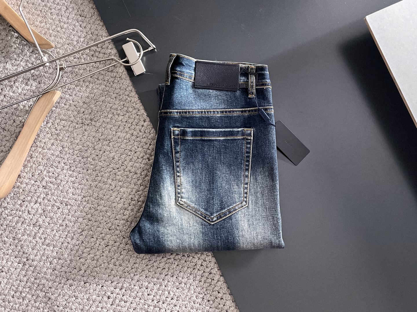 NO:682581,PRADA Men's denim jeans, official album and poster outfit!  High-grade imported denim raw color fabrics are supplied to customers, and the pure 13oz denim fabrics from Okayama, Japan are specially selected. Heavy-duty environmentally friendly plant enzyme washing process is used. The texture has a light retro color, which is quite beautiful and is very suitable for autumn and winter color matching. The fabric is soft and delicate after washing, but has strong bones and a slight stretch, providing an excellent comfortable experience. There is no damage from any technological elements throughout the body, retaining the purest tannin color!  The details throughout the body are perfect, exquisite and sophisticated. The latest leather label on the waist highlights the bran19860909PRADA 普拉达 男士丹宁牛仔裤,官宣画册海报穿搭款！ 客供高级进口的丹宁原色面料,特选日本冈山纯正13oz 盎司牛仔布料,重磅环保植物酵素水洗工艺,肌理有着淡淡的复古色彩,相当漂亮,极符合秋冬的配色,面料经过水洗后柔软细腻,但筋骨感极强,且略带弹力,提供了绝佳的舒适体验,通身无任何工艺元素破坏,保留了最纯粹的丹宁本色！通身细节完美如斯,精湛且考究,最新的腰部皮标彰显了品牌特质,五金配件、皮标、走线无不体现出匠心工艺！版型剪裁完美,提臀修身效果绝佳,可轻松横扫衣橱任何的上装搭配,兼容性广泛,满足于日常各种穿搭,上身型款十足,于品质控及1V迷控者必入型裤装！ 尺码29—38（没35.37）,,prada,prada,jeans,,Men's clothing