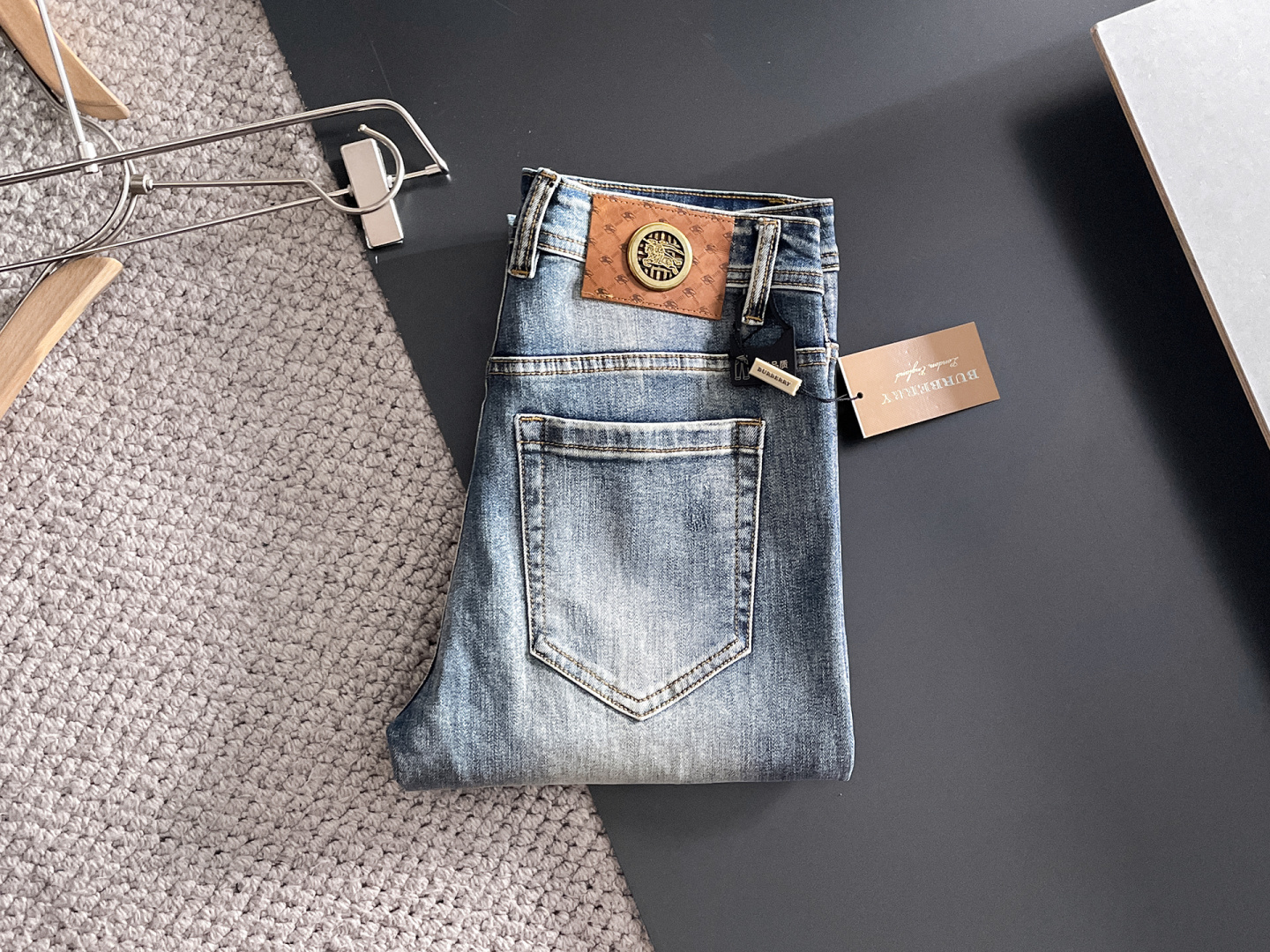 NO:682593,Burberry men's denim jeans, official album and poster outfit style!  High-grade imported denim raw color fabrics are supplied to customers, and the pure 13oz denim fabrics from Okayama, Japan are specially selected. Heavy-duty environmentally friendly plant enzyme washing process is used. The texture has a light retro color, which is quite beautiful and is very suitable for autumn and winter color matching. The fabric is soft and delicate after washing, but has strong bones and a slight stretch, providing an excellent comfortable experience. There is no damage from any technological elements throughout the body, retaining the purest tannin color!  The details throughout the body are perfect, exquisite and sophisticated. The latest leather label on the waist highlights the brand's characteristics. The hardware accessories, leather label and wiring all reflect the craftsmanship!  The silhouette is perfectly tailored and has excellent butt lift and slimming effect. It can be easily matched with any top in the wardrobe. It has wide compatibility and is suitable for various daily wear. The upper body is full of style. It is a must-have trousers for those who are obsessed with quality control and 1V!  Size 29-38 (not 35.37),,burberry,burberry,jeans,19860909Burberry 巴宝莉 男士丹宁牛仔裤,官宣画册海报穿搭款！ 客供高级进口的丹宁原色面料,特选日本冈山纯正13oz 盎司牛仔布料,重磅环保植物酵素水洗工艺,肌理有着淡淡的复古色彩,相当漂亮,极符合秋冬的配色,面料经过水洗后柔软细腻,但筋骨感极强,且略带弹力,提供了绝佳的舒适体验,通身无任何工艺元素破坏,保留了最纯粹的丹宁本色！通身细节完美如斯,精湛且考究,最新的腰部皮标彰显了品牌特质,五金配件、皮标、走线无不体现出匠心工艺！版型剪裁完美,提臀修身效果绝佳,可轻松横扫衣橱任何的上装搭配,兼容性广泛,满足于日常各种穿搭,上身型款十足,于品质控及1V迷控者必入型裤装！ 尺码29—38（没35.37）,,burberry,burberry,jeans,,Men's clothing